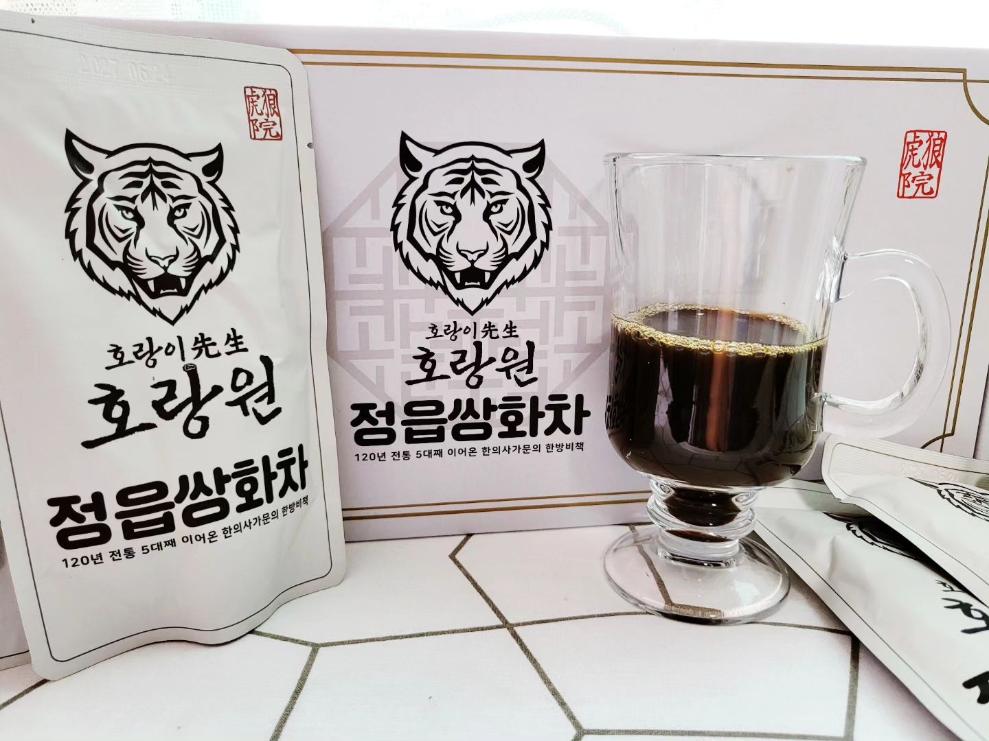 #협찬#제품제공

전통적인 한의약 원재료 배합을 고집하면서
48시간 동안 최적의 온도에서 천천히 깊게 우려내는 방식으로
전통적인 한의학 쌍화차 제조방식을 적용한
전통의 방식을 고집한 제품으로
시간과 정성을 쏟아 만든
호랑원 정읍 쌍화차
100% 국내산 원물만 사용한
고품질 쌍화차가 먹고싶다면
호랑원 쌍화차 추천!!

#쌍화차 #쌍화탕 #호랑원 #전속모델 #김상경 #천만배우 #120년전통