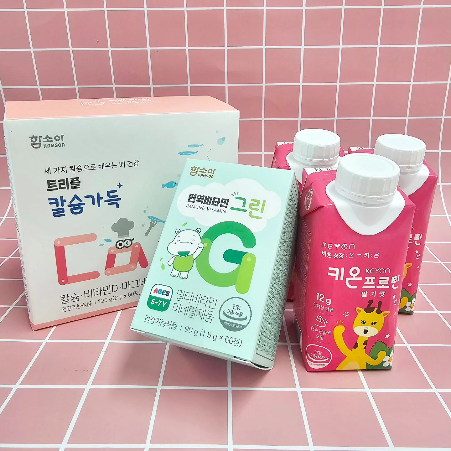 #협찬

환절기 면역력 관리! 우리아이 함소아로 바른성장 ON!✨️

갑자기 쑥쑥 크는 우리 아이❣️
🎈우리아이 성장에 칼슘이 부족하지 않도록 트리플 칼슘가득으로 충전~
#트리플칼슘가득 💜
✔️ 3가지칼슘 (어골칼슘+해조칼슘+유청칼슘)이 가득!!
✔️ 네 가지 성분(칼슘+마그네슘+망간+비타민D)이 가득!!
✔️ 함소아만의 특별 노하우로 개발한 식물혼합추출물(부원료) 함유!!
 ㄴ 깐깐하게 고른 4가지 부원료(율무,황기,둥글레,당귀)를 함유했어요😁
✔️ 달콤한 딸기우유맛 분말스틱으로 쉽고 맛있게 뇸뇸😋
1일 2회, 1회 1포씩! 물과함께 먹거나 그대로 녹여먹으면 되요!
시간에 관계없이 먹으면 되서 아무때나 챙겨먹이기 편하답니다🥰

🎈칼슘만큼 중요한 단백질!
#키온프로틴 으로 맛있고 간편하게 챙겨요☺️
✔️ 프리미엄 뉴질랜드산 100% 우유단백질이에요!
✔️ 9가지 필수아미노산이 함유된 완전 단백질!😆
✔️ 일반 음료가 아닌 건강기능식품 음료구요~!
✔️ 1일1팩! 건강하게 즐길 수 있는 RDT음료랍니다😄
미래 환경까지 생각한 100% 재활용 가능한 친환경 테트라팩을 사용했어요👍
테트라팩은 상온에서도 신선하게 보관할 수 있어서
외출할때! 여행갈때! 놀이터갈때도~ 걱정없쥬~~
언제든 간편하게 챙겨다닐 수 있답니다😁

🎈성장기 우리아이를 위한 #면역비타민 그린 💚
✔️에너지대사 관련 비타민(나이아신,판토텐산,비오틴,비타민B군)이 골고루 함유!
✔️ 지용성 비타민 삼총사! 비타민 A,D,E 부족하지도 과하지도 않게💜
✔️ 면역기능 및 에너지 이용에 필요한 미네랄 4종(아연,철분,망간,셀레늄) 함유!
✔️ 함소아만의 까다롭게 선택한 G 파이토 믹스 부원료(청포도,컬리플라워,오이,단호박,미나리,양배추) 함유!!
✔️ 기린모양의 사과맛 비타민으로 1일 2정 맛있게 면역지켜!!😘

츄어블타입으로 그냥 씹어먹으면 되어 간편해요😄
기린그림이 있어서 기린비타민이라고 부르더라구요~ㅋㅋ
저희 아이들도 맛있는지 거부없고 먼저찾는 면역비타민 이랍니다☺️

갑자기 추워진 요즘..!!
이럴때일수록 우리아이들 면역지켜줘야죠😁
함소아와 함께라 걱정없어요오오오💕

❣️함소아 트리플 칼슘 가득
https://www.hamsoamall.co.kr/goods/goods_view.php?goodsNo=1000003094

❣️함소아 키온 KEYON 프로틴
https://brand.naver.com/hamsoa/products/8399830400

❣️함소아 면역비타민 그린
https://www.hamsoamall.co.kr/goods/goods_view.php?goodsNo=1000002739

#함소아트리플칼슘가득 #바른성장칼슘가득 #키온KEYON프로틴 #함소아키온프로틴 #키온프로틴 #키즈단백질 #키즈프로틴 #함소아비타민 #함소아면역비타민 #함소아바른성장 #바른성장ON키ON