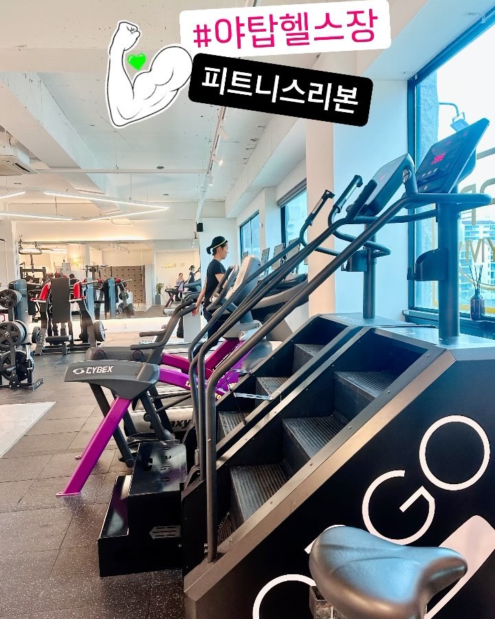 #협찬 #야탑헬스 #피트니스리본 💪
드디어 운동을 다시 시작해버렸습니다!🏋️‍♀️
첫날이라 일단 몸을 얼마나 쓸수 있는지 동적 테스트 위주로 진행한 수업으로 진행해주신 관장님! 👍👍✨ 

최근 어깨 뼈가 두꺼워져서 근육이 찝히는 견관절충돌증후군이 생겨서 모든것이 무서웠는데 부족한 근육을 키우면 커버 가능하다고 하셔서 마음이 놓였고 무리안가는 선에서 친절하게 가르쳐 주셨어요!!

스트레칭부터 처음해보는 푸쉬업에 천국의 계단이라고 불리는 기계를 처음타봤어요. 1단계였지만 중간에 5분 쉬고 30분타니 땀이 주르륵😅💦💦💦

오늘 일어나니 어제 운동했던 어깨 앞뒤 근육들이 뻐근한게 운동이 잘 되었구나 싶어서 더욱 만족~!!! 그리고 #피트니스리본야탑점 이 다른 #야탑헬스장 PT보다 좋은 이유는 매주 운동 계획서를 시트로 주시고 피드백도 바로바로 해주신다는 점!!! 

이렇게 체계적으로 봐주시니 일주일에 한 번만 PT 받아도 운동을 제대로 할 수 있더라구요!!! 운동 할 때마다 PT 받으면 좋겠지만 금액적으로 부담스러우니까 현실적으로 힘든데 너무 감사하게도 이렇게 프로그램을 짜 주십니다!👍💕

5층이라서 하늘을 보면서 운동할 수 있다는 점도 대박!!! #야탑역헬스장  알아 보고 계신 분들은 꼭 와 보셔서 운동 해 보시길 바라요!! 

제대로 운동해야 건강도 챙길 수 있으니까요!😘
운동하는 모두 화이팅!!!