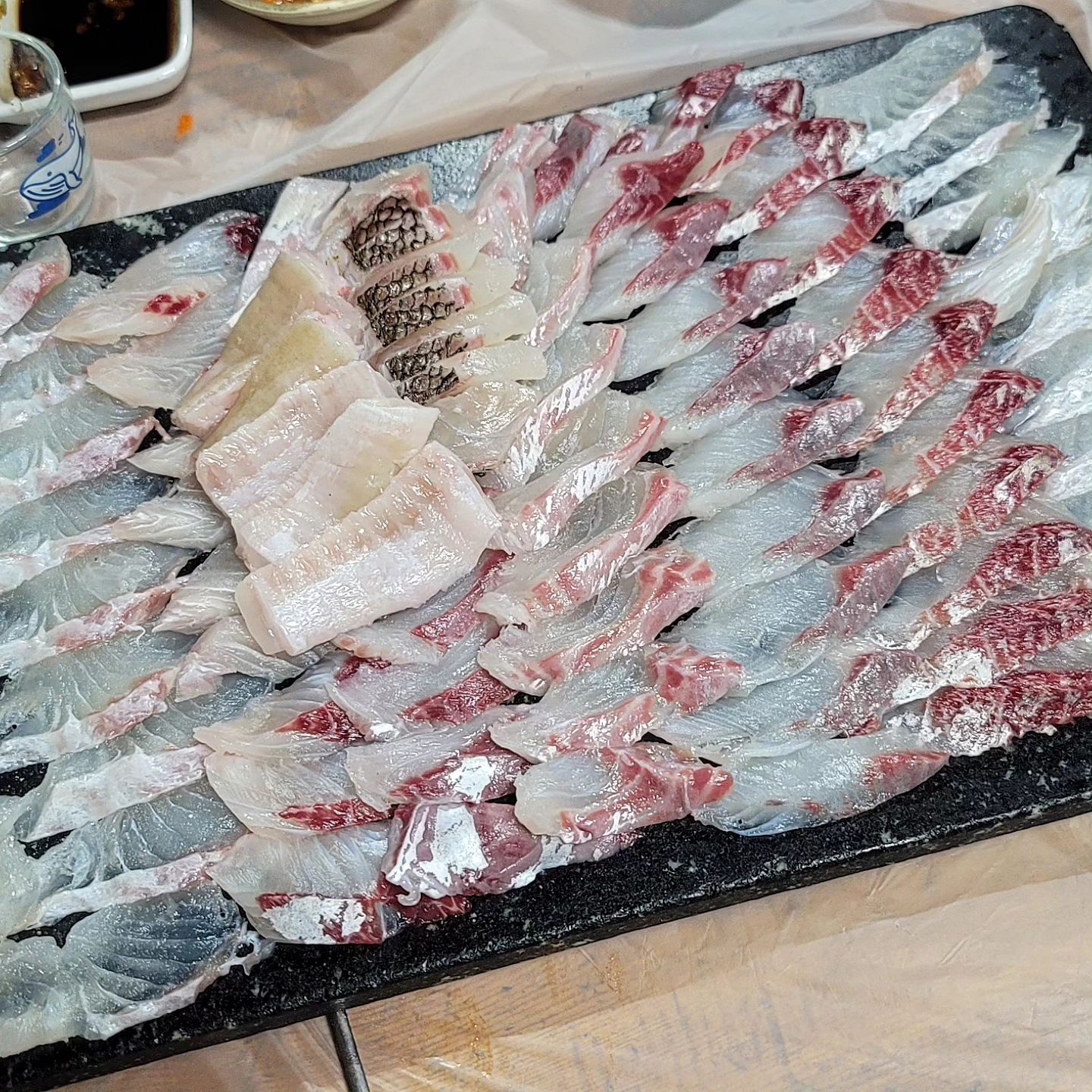 부산가면 무.조.건. 들려야 하는 횟집 !!
#퍼주는집 입니다 😍

들어가는 입구부터 맛집 냄시 풀풀나는 곳으로 늦게가면 웨이팅 필수인 곳입니다 !!
맛집답게 로컬분위기 뿜뿜에 가족단위로 식사하시는 분들이 많이 계셨습니다 🙂

모듬회 대자로 주문하였고 산오징어도 먹고싶었는데 아쉽게 품절 😭
회 시키면 매운탕은 서비스로 주신다고 하셔서 매운탕 주문은 따로 하지 않았습니다 !

회 때깔 보이시나요.. 진짜 이렇게 쫄깃한 회는 난생 처음 먹어봤습니다..
회는 쫀득하고 신선하고 거기에 묵은지 싸서 먹으면 소주 계속 들어가고 미쳐요 증말 🤣🤣
서비스로 주시는 생선구이와 매콤한 매운탕까지 정말 만족스러운 식사였습니다 !! 👍

부산 해운대 가면 무조건 들를 곳 !!
퍼주는집 강추드립니당 🥰🥰

🎈부산 해운대구 달맞이길65번길 21 

#해운대횟집 #부산횟집추천 #해운대횟집추천 #해운대노포맛집