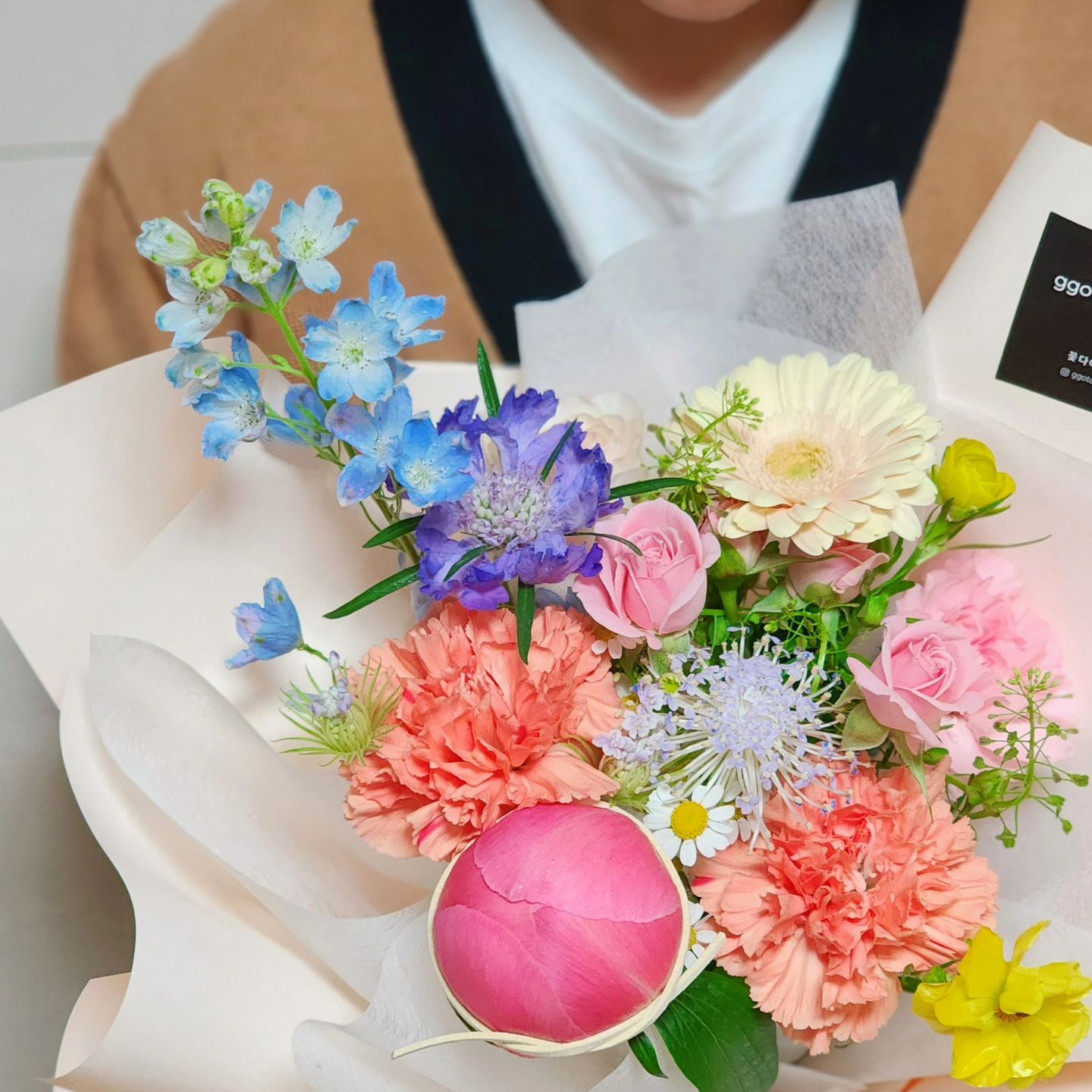 *
피드 하나 올리는게 왜 이렇게 어려운지

오랜만에 올리는 사진은,,
1년 전 오늘인데 모른척해주세요🤣🤣

언제봐도 예쁜 꽃 보고 행복한 날 보내기에요💐

.
#그나저나 #1년사이에 #너무많이큰아들
#머리자르고와서 #엄청맘에들어했던날