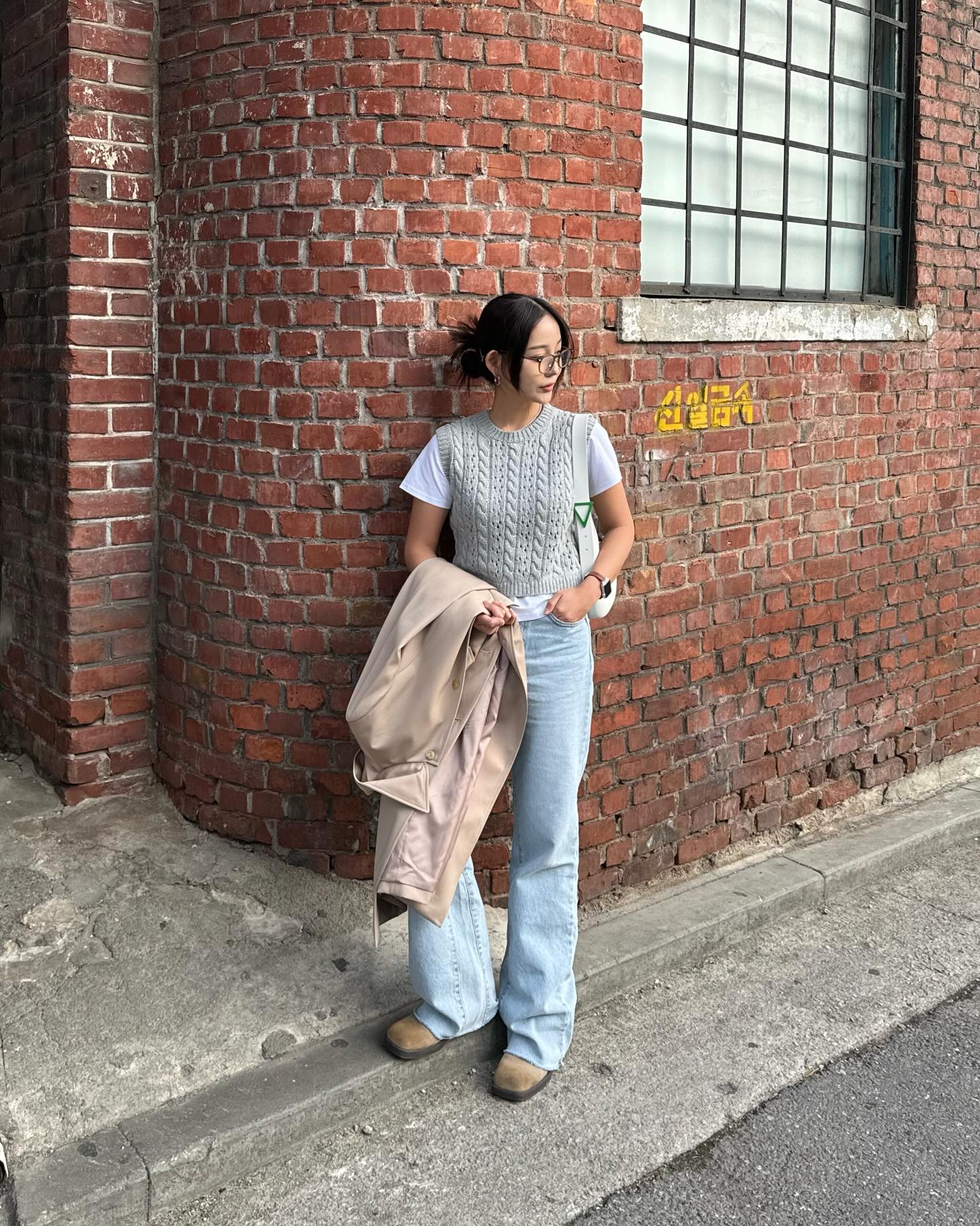 성수동 어니언☕️ 

오늘의 코디
코트 _ 더케미 트렌치코트
상의 _ 더케미 꽈배기 VEST 더케미 R.T
하의 _ 더케미 샌드 연청 데님
베스트 _ 더케미 꽈배기 VEST
안경 _ 젠틀몬스터 에디 01
신발 _ 자라 부추
가방 _보테가베네타 매트 러버 펀치 숄더