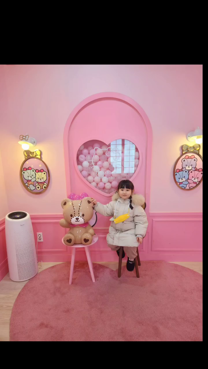 제주 헬로키티 아일랜드 테마파크
깜찍한 헬로키티를 실컷 구경할수 있는곳
입장하기 전까지  시시하고 뭐 볼거있나?
생각 했었는데 큰애 작은애 둘다 만족🙂
집에와서 둘째는 헬로키티 또 보고싶다며
다음에 또 가자고.. 사실 엄마는 말이다
스누피 가든이 가고싶었단다 😂
.
.
#제주
#아이와가볼만한곳 
#제주여행 
#헬로키티 
#헬로키티아일랜드 
#테마파크