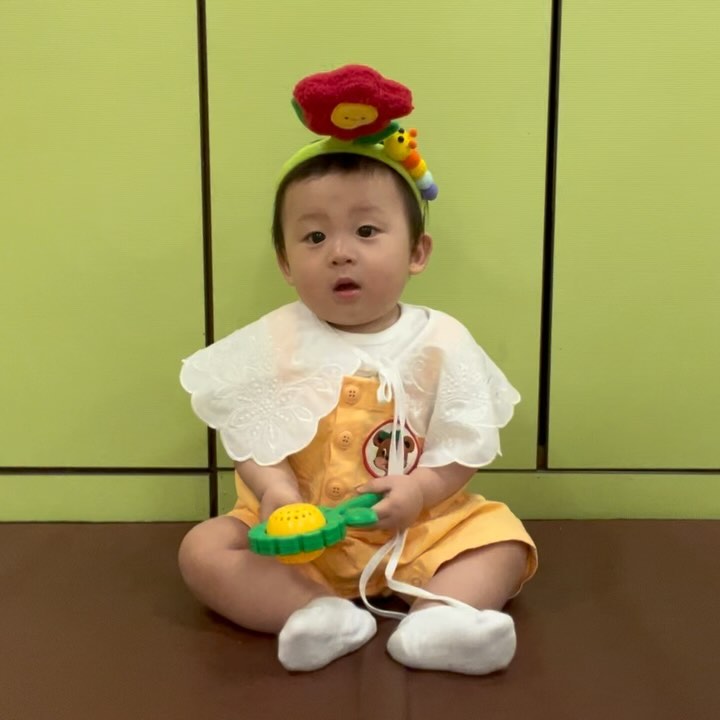 저번주 다녀온 #여름학기문화센터
주제는 세모난 씨앗 - 메밀 !
예쁜 꽃이 되어보기도 하고
공 쌓기 놀이도 해보고 메밀로 촉감놀이도 해보았어요
어떤 수업이든 잘 따라가고 신나게 노는 지율이라
내가 아프든 비가 오든 어떻게든 가고싶은 마음
1주차 2주차 지나오면서 주마다 커가는게 보이고
점점 더 선생님 말씀 집중해서 잘 듣는 것도 신기,,
매번 100% 친환경 자연물수업으로
열심히 챙겨오시고 활동적으로 놀아주시는데
안좋아할 수가 없을 것 같긴하지만
그래도 엄마도 한번씩은 쳐다봐줘 🥺
노느라 수고했어 다음주에도 꼭 데리고 가께 사랑둥이 ꯁ

#모모야놀자 #아이젬 #문화센터 #홈플러스송탄점 #촉감놀이 #토끼띠 #8개월