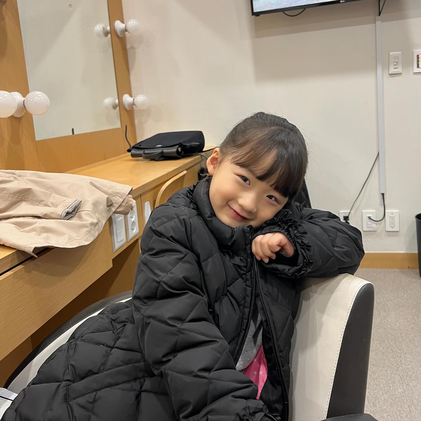 #촬영일기 02.28

초OOO 홍보영상 촬영

헤어 메이크업부터 촬영까지
엄마없이 씩씩하게 촬영했던 하루 ❤️

야외 차량씬이라 엄마는 대기실에서 기다렸는데
대기실도 오지말고 밖에 커피숍에서 기다리라는
머..머찐 배우 하율이 🥹

멋진 하수정배우님의 두번째 딸이 되어서
더 즐겁게 촬영 할 수 있었어요 🩷
하율이 많이 이뻐해주셔서 감사했습니다 🫶💗
soojung0916_ 

소중한 기회주신 안지민대표님
정말정말 감사드려요 ❤️
피가되고 살이되는 말씀들 잊지않고 실천할게요 ✨🥹💖
kittychou1004 

#네이버카페예스맘 #슈슈엔터테인먼트  #예스맘키즈모델 #예스맘 #키즈모델 #예스맘아역배우 #아역배우 #예스맘캐스팅 #슈슈배우