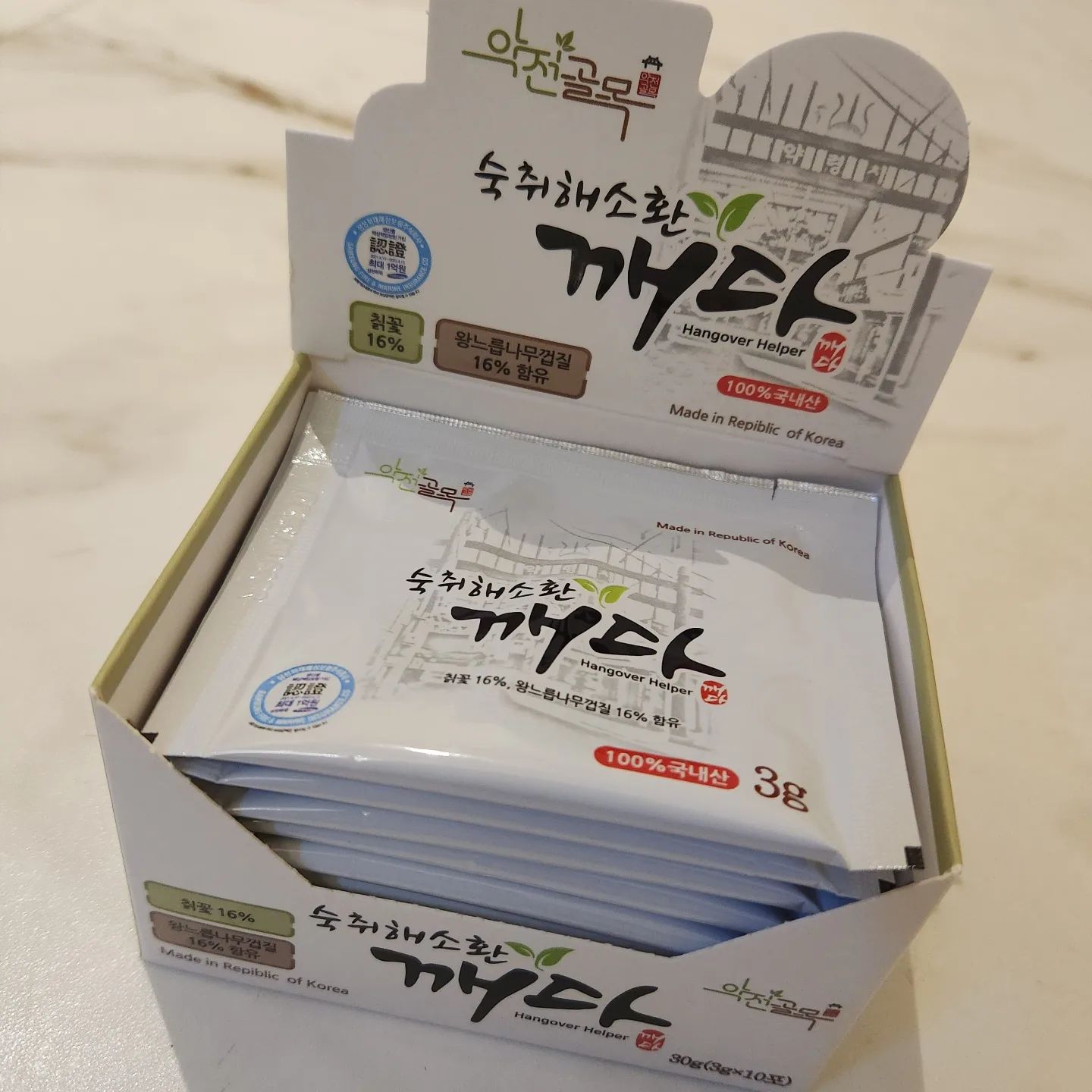 숙취해소제 깨다 ointae39

숙취로 괴롭지만 알콜은 포기할 수 없기에 항상 휴대하고 다니는 숙취해소제 '깨다'

숙취해소에 도움을 주는 
칡꽃봉오리, 구기자나무열매, 칡뿌리, 감귤껍질, 삽주뿌리줄기, 왕느릅나무껍질, 감초 등
100% 국내산 원료로 구성 된 숙취해소제!!

환으로 되어 있어 먹기 편해요
음주 전, 후 1일 2~3포를 물과 함께 섭취하면 된다는~~~
향과맛에 예민한 사람도 먹기 좋아요!

주량이상 마시고 나면 아침에 눈뜨기 힘들어 고생하는데 깨다 먹은 다음날은 지각 없이 눈뜨는 아침입니다~

음주 후 숙취로 아침이 괴로운 알콜러버에게 추천하는 숙취해소제 깨다

지갑에 넣어두었다가 음주 전 1포, 
음주 후 1포 하면 숙취 안녕~

#업체로부터제공받은제품입니다
#숙취해소제#숙취환#숙취해소#숙취해소음료
#숙취음료#술빨리깨는법#술먹기전약#약전골목