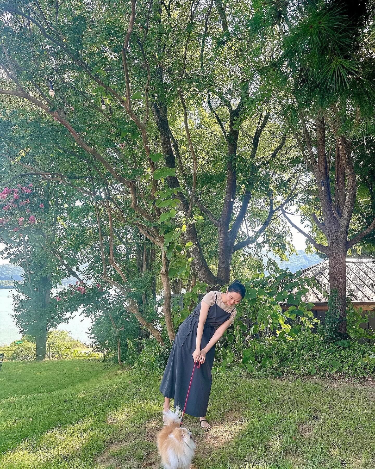#주말일상기록 

너무 더운 날씨에 강제 #민둥머리 하고🐤
플러스로 동생이 사온 #동탄맘룩 입고 👗

호두랑 거의 4개월만의 산책🐶❤️

아직 뛰뛰는 선생님의 허락을 받지 못했지만🥹
산책 허락에 감사하며..🤍🤍

그나저나.. 이제 짧던 머리로 💩 머리도 벌써 가능해요!!!!!✌🏻

다들 더운 여름 잘 지내고 있나요? :)