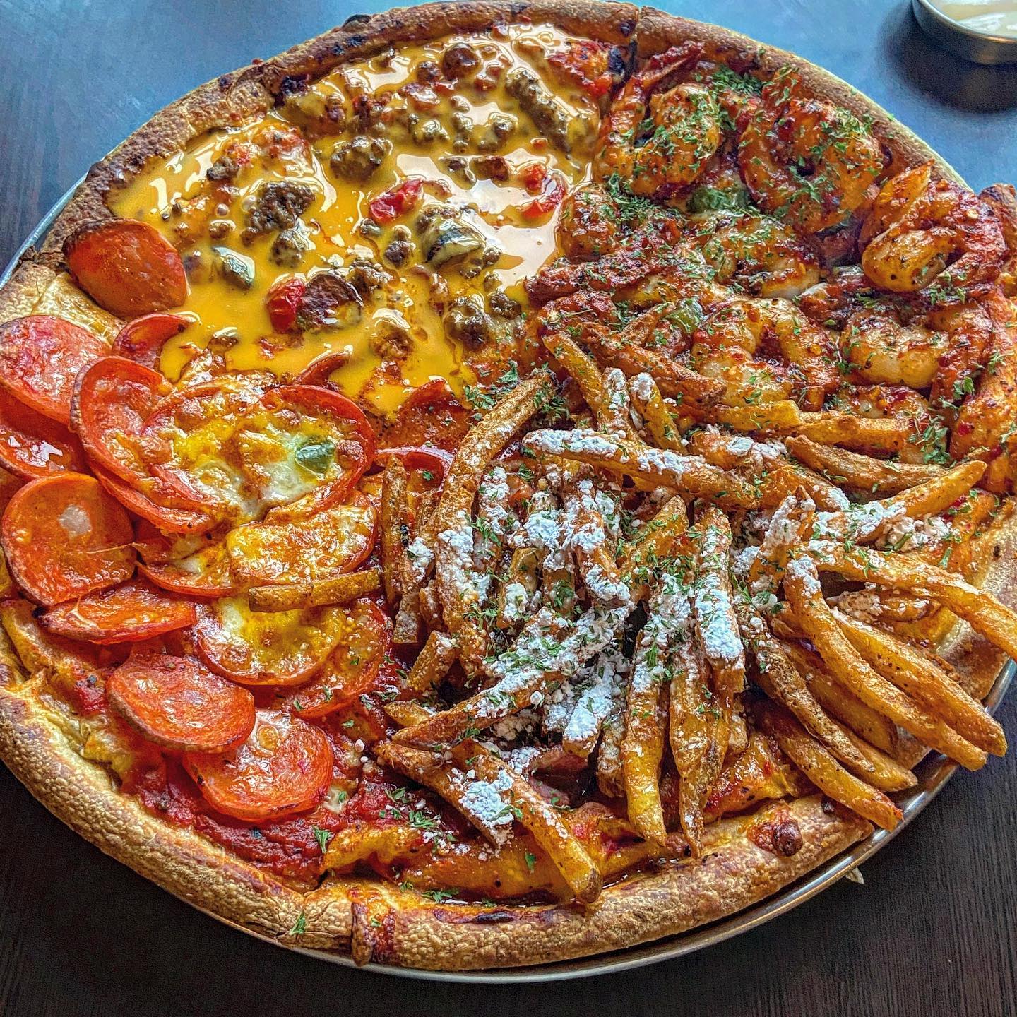 #협찬 🍕#백스트리트피자 
🍽쿼터스트리트R(35000원)

🟡리뷰 
네가지 맛 피자를 한번에 즐길 수 있는 
피자 맛집 연남 백스트리트 피자를 다녀왔습니당~🍕

쿼터스트리트 피자는 백스트리트의 시그니처 메뉴인
쉬림프, 치즈&패티 밤, 포테이토, 페페로니를 
한 번에 맛 볼수 있는데요!😍

토핑을 쏟아 부은듯한 비주얼에 입이 떡 벌어졌어요💕

볼살이의 원픽은 포테이토 피자였는데요!
평소에 감튀를 안 좋아해서 햄버거 먹을 때도 
감튀 대신 다른 사이드를 시켜서 먹었었는데
완전 인생 감튀였어요🍟🍟🍟

바삭바삭하고 고소하면서 달콤한게 처음 먹어 본 맛이에요❗️
비법이 너무 궁금해서 주방에 뛰어 들어갈 뻔했어요🧐
감튀 밑에 베이컨도 깔려 있어서 단짠단짠 조합의 최고봉이 아닐까 싶어요💗

큼직하고 오동통한 새우가 가득 들어간 쉬림프피자🍤🍕
치즈버거를 먹는 것 같은 치즈&패티 피자🧀🍕
기본에 충실했던 페페로니 피자🍕🍕

다음 일정이 있어서 맥주를 못 마신게 너무 아쉬웠어요😭
다음엔 날 잡아서 피맥하러 재방문 예정입니당!😆

📍 주소: 서울 마포구 동교로 245 4층
 #백스트리트피자연남점 #연남동맛집 #홍대맛집 #연남동맛집추천 #홍대맛집추천 #연남동피자 #홍대피자 #연남동데이트 #홍대데이트 #연남동핫플 #연남동피자맛집 #홍대피자맛집 #연남동피맥 #홍대피맥 #먹팔 #먹팔환영  #볼살이의먹스타그램
