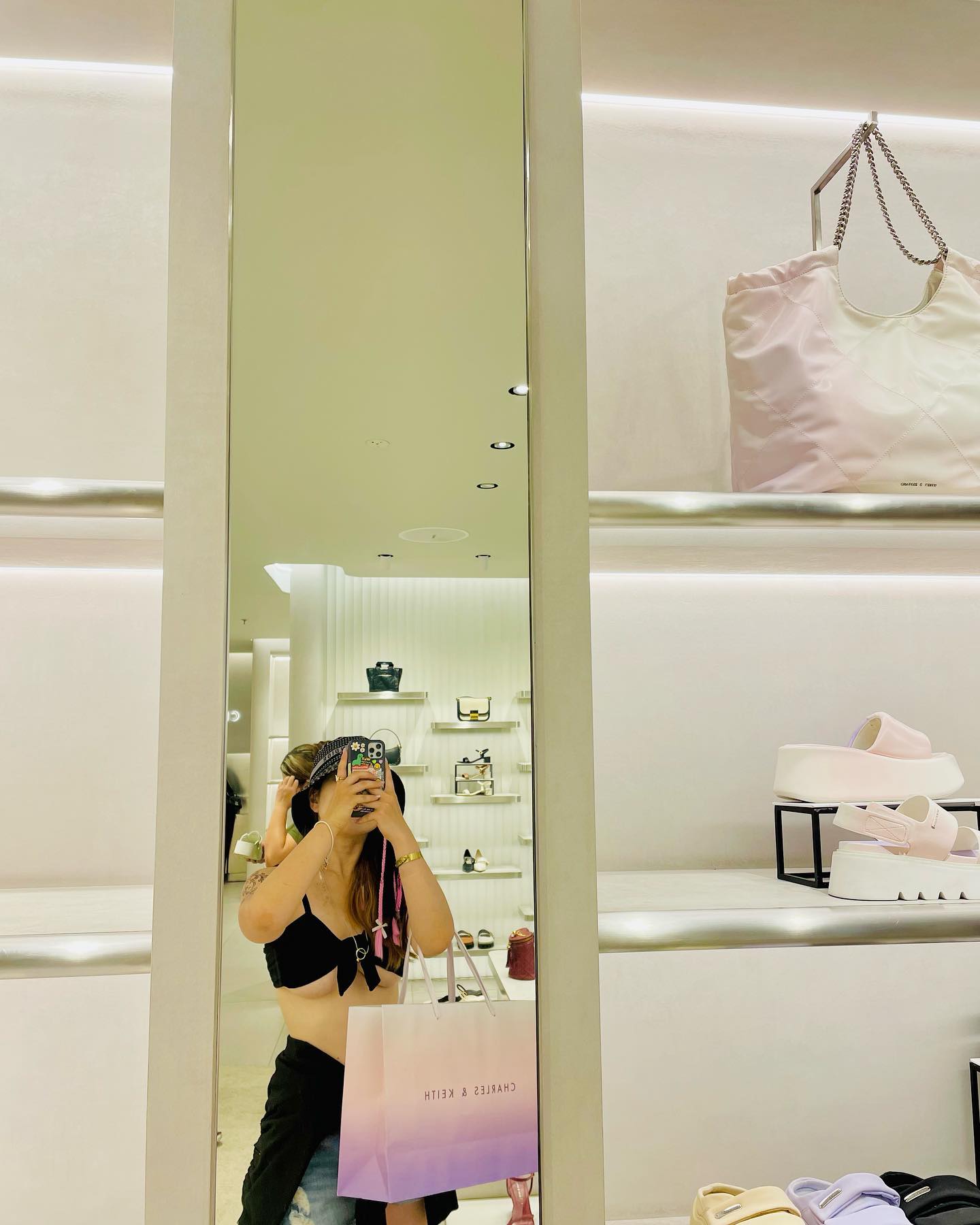 Life in Bali🛍️ʕ·ᴥ·ʔ✌️
1. Charles and keith💎
2. Zara😎
3. Massage shop💆‍♀️
4. Beach walk!😆
5. Restaurant in beach walk (sushi tei🍣)
6. Restaurant in Jimbaran (Jimbaran sea food🦞)
7. Jimbaran beach🏖️ 
8-10. Sunset in the Kuta beach😚♥️

Miss everything so much🥹🫶🫶

.
.
.
#bali #kuta #kutabeach #beachwalk #beachwalkbali #jimbaran #jimbaranbeach #jimbaranbali #seafood