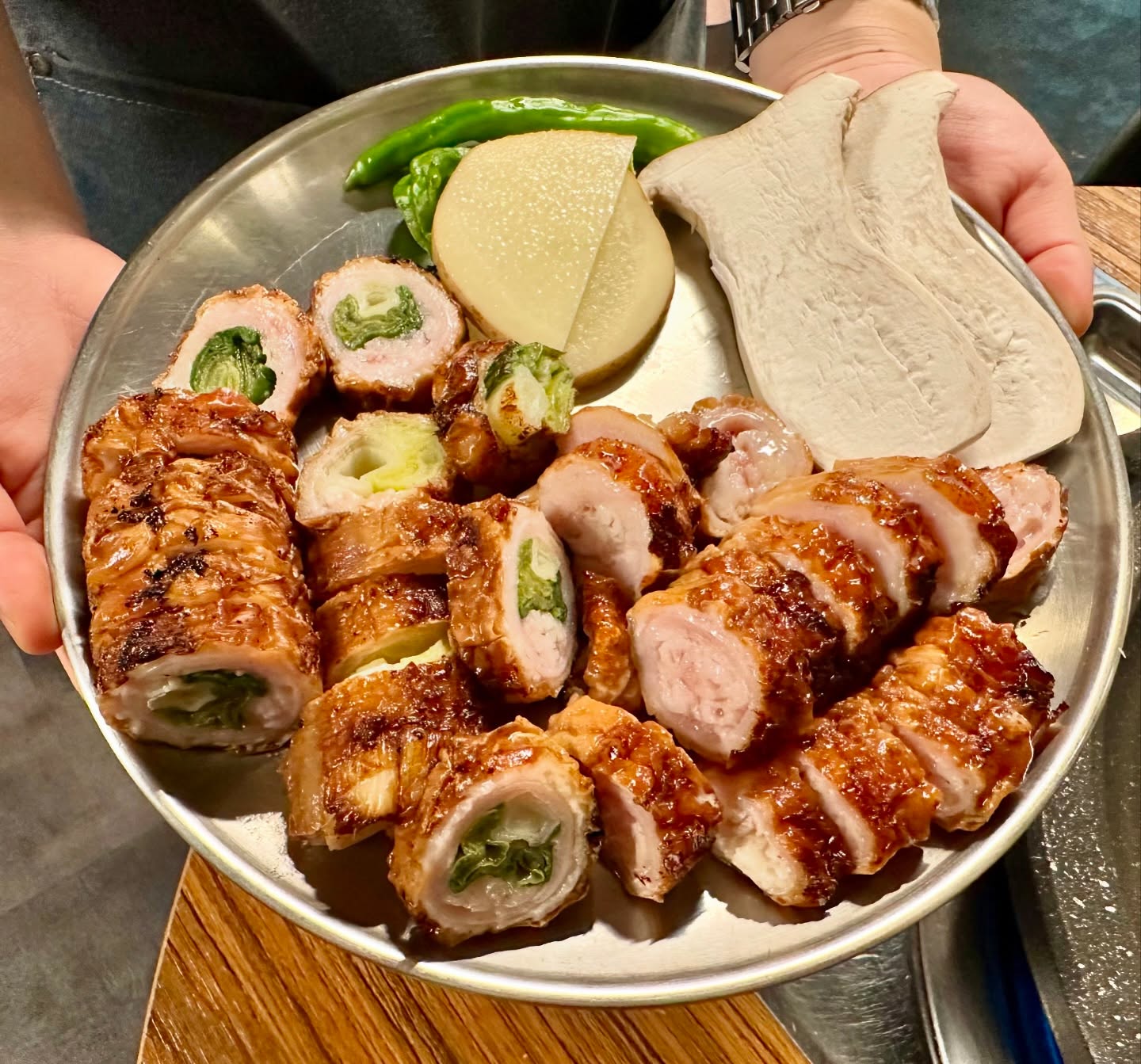 #서울대입구 #일타막창
서울대입구 막창맛집 일타막창에 방문
특히 파막창으로 유명하다고 소문을 듣고 오게됐지요😆
골목안 작은 가게에 손님은 이미 만석😂
저는 파막창과 생막창을 먼저 맛보았는데요
초발이 되어 나온 막창 보자마자 군침이 주르르🤤
생막창과 다르게 파막창은 사이에 껴져 있어서 너무 자주 뒤집으면 빠질수 있다니 주의‼️
생막창을 먼저 먹었어도 누린내 하나 없이 고소함이 가득가득👍🏻
자칫하면 질겨질 수 있는 막창이 어쩜이리 부드러운지❤️
파막창은 구우면서 파가 익어서 달짝지근란 파의 단맛과 막창의 고소함이 어우러지니 이건 진짜 꼭 드셔보세요😍
먹다보니 너무 술술 들어가서 파막창을 1인분 추가하려는데 지금 3인분 시키면 1인분을 더주시고 계셔서 생막창도 덤으로 받아 처음 1판 다시 리셋↩️
이거이거 너무 퍼주시는거 아닙니까🥹
서비스로 주신 된장찌개는 또 얼마나 맛있게요~?
요즘처럼 쌀쌀해진 날씨에 속을 노곤노곤하개 녹여주는 뜨끈한 된장찌개가 속을 개운하게 만들어줘요
자 이제 한국인의 마무리 볶음밥도 가야죠👉🏻
살짝 눌른상태로 먹으면 그야말로 완벽한 누룽지볶음밥이 됩니다요👏🏻
가격부터 맛 직원분들의 친절도까지 여기는 너무너무 추천드리고싶은 맛집이랄까🥹
막창을 좋아하시는 분들이라면 꼭 추천드립니다🥰
📍일타막창
📍서울 관악구 봉천로53길 26 1층
#협찬 #서울대입구 #행운동 #일타막창 #막창 #파막창 #도래창 #삼겹살 #서울대입구막창 #행운동맛집 #봉천동막창 #서울맛집 #서울대입구맛집 #서울대입구역맛집 #봉천맛집 #봉천동맛집 #봉천역맛집 #막창구이 #돼지막창 #막창맛집 #파막창구이 #파막창맛집 #관악구맛집 #관악구맛집추천 #맛집추천 #맛집 #맛집탐방 #맛집투어 #맛집스타그램