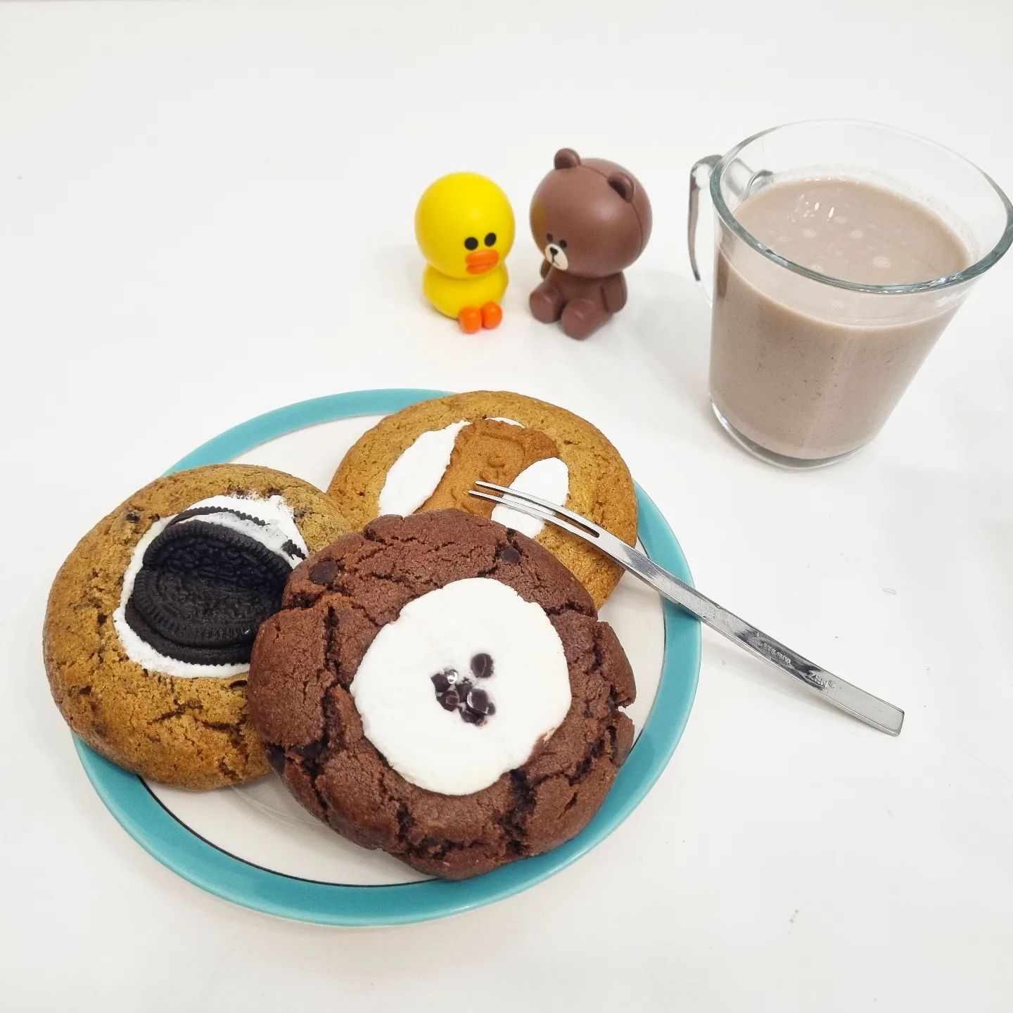 66co_okie
🍪 66쿠키 수제쿠키

🔍스마트스토어에서 66쿠키 검색하면 나오는 쿠키에요.

일할 때 중간중간 당이 떨어지거나 배가 고플 때 간식으로 먹고있는 수제쿠키에요.

🍪 견과류나 과일이 들어간 쿠키도 있고, 치즈크림이나 쫄깃한 마시멜로가 올라간 쿠키 등 17종이나 있어서 다양하게 맛보는 재미가 있네요 😍

쿠키 한개 사이즈가 꽤 큰편이라 하나만 먹어도 충분할 정도로 크고 묵직해요.

🏷 쿠키 자체도 딱딱한게 아니라 촉촉하면서 꾸덕 쫀득한 느낌이 있어서 식감이 좋네요.
퍼석한 쿠키는 개인적으로 별로 안좋아하는데 확실히 공장에서 만들어지는 쿠키랑은 클래스가 다르네요.👏

🏷 고소하면서 지나치게 달지않고 적당히 달달하니 밸런스가 잘 잡혀있어서 맛있어요.

그냥 먹어도 맛있는데 차갑게 먹으니 더 맛있고 ☕️커피랑 같이 먹어도 잘 어울리고 🥛우유나 두유랑도 잘 어울려요. 

🎯 저는 뭐든 먹는 편이지만 가족들은 입맛이 심하게 까다로운 편이라 다들 맛있다고 하는 경우가 잘 없는데 
수제로 만든거라 그런지 다들 맛있다고 하는거보니 확실히 맛있는 거 맞아요 ‼️

66co_okie

#66쿠키 #66cookie #수제쿠키 #스모어쿠키 #꾸덕한쿠키 #맛있는쿠키 #디저트 #쿠키맛집 #쿠키 #먹스타 #먹스타그램 #디저트그램 #cookie #food #선팔 #맞팔 #선팔맞팔 #먹팔