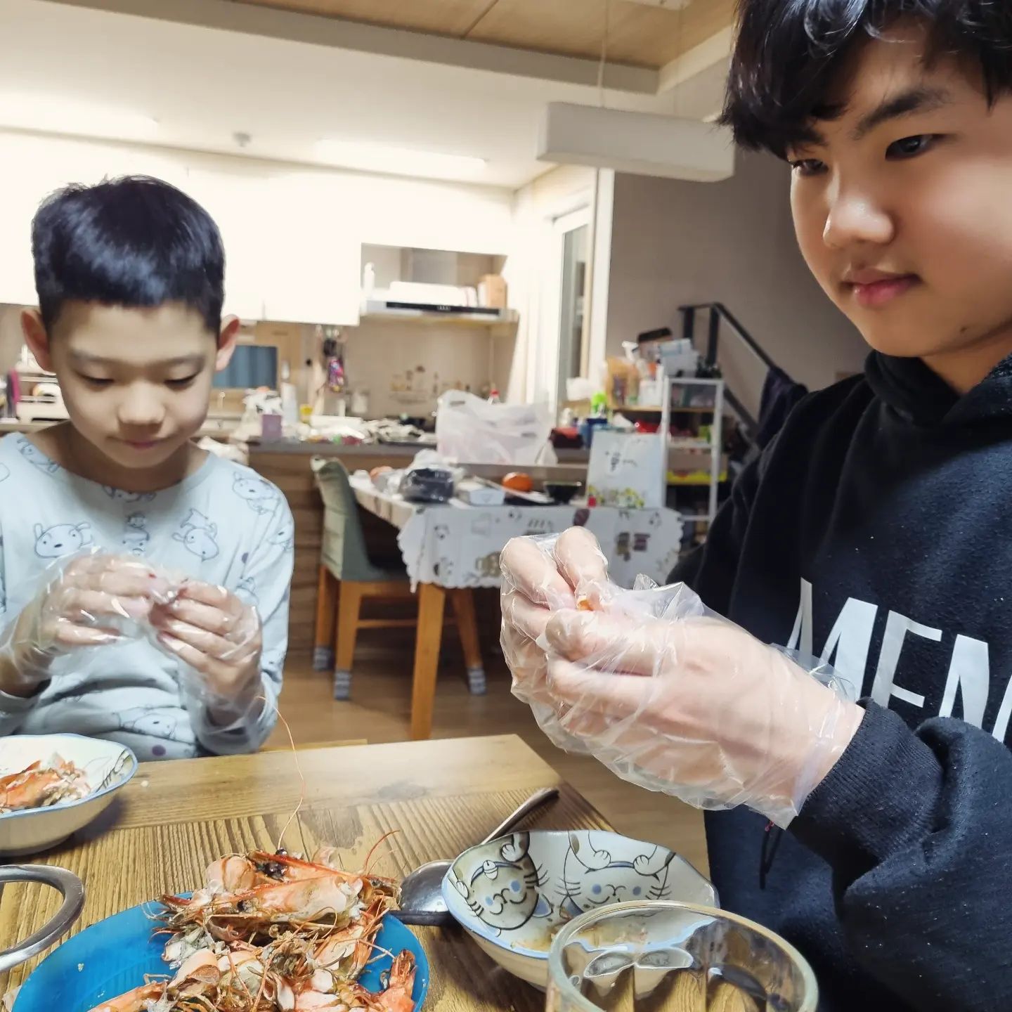 #새우 가 먹고싶대서 너네가 구워서 너네가 까먹으랬더니
정말 자기들이 구워와서 야무지게 까먹는다

엄빠는 안먹는다 했는데 슬그머니 까서 내 접시위에 새우 한마리 올려두는 찬찬

나 감동받았자나ㅠㅠ 이 플러팅보이같으니라고..ㅋ

형보고 쌍둥이도 새우하나씩줘서 내가 젤 많이 먹은듯ㅋ