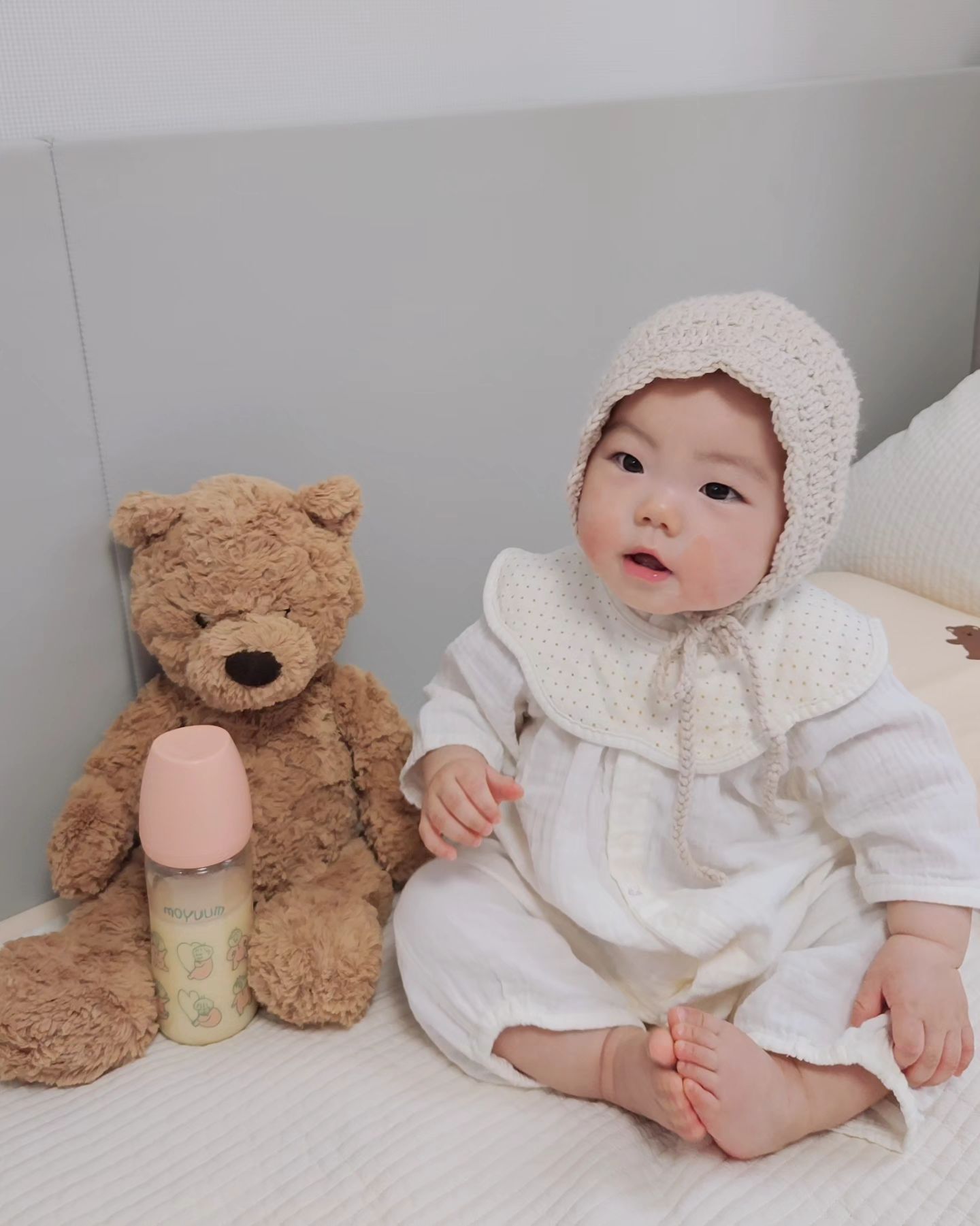 #제품제공 #모윰 #솔직후기 

위드윰 활동으로 소개드릴 세번째 제품은 바로
ꔚPPSU 올인원 오구오구 젖병ꔚ 입니당ᡣ𐭩🍼

모윰 젖병들 대부분 귀엽고 감성적인 디자인들이 많은데
오구오구 젖병은 특히나 신이어마켙 어르신들의 작품을 
활용해서 만든거라 더 포근하고 사랑스러운 느낌이 들어요💚🩷

100% 국내 생산 PPSU 소재로 안심하고 사용할 수 있고 
사용하던 젖병을 빨대컵으로도 사용 가능해 활용도도 좋아용👍🏻

그립감이 좋고 가벼워서 도영이도 쉽게 잡고 먹더라구용.
한손으로 먹는 스킬까지! 멋찌다 도영아👏🏻

ꔚ리얼 핏 젖꼭지ꔚ 말해모해용.
이미 엄마들사이에서 잘 무는 젖꼭지로 소문났다죠!
한국인 아기 구강구조에 맞춰 
한국인 여성 가슴을 구현해냈다고 해용.
그러니 아기들이 잘 물 수 밖에..😍

아직 젖병 유목민이신 분들이나 용띠 예비맘분들!
ꔚPPSU 올인원 오구오구 젖병&리얼 핏 젖꼭지ꔚ로
더이상 고민하지말고 정착하자구용🩷

💌𝒯𝒽𝒶𝓃𝓀𝓈 𝓉ℴ moyuum_insta 

#모윰 #모윰젖병 #젖병 #신생아젖병 #아기젖병 #출산준비물 #출산선물 #젖병추천 #국민젖병 #잘무는젖꼭지 #모윰젖꼭지 #국내최초 #100년전통독일바커사