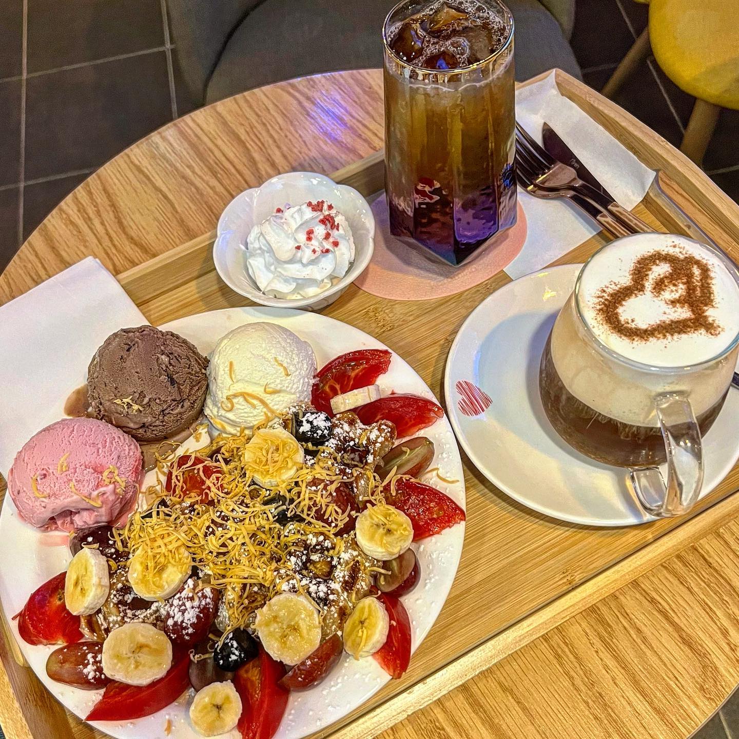 🍴#협찬 #머기마산
#마산맛집 #마산카페 #가포카페 #가포맛집
#라파원로스터리카페 #라파원로스터리 

가포에 있는 숨은 맛집 !
인테리어도 아기자기한 빈티지가 매력적이고
카페메뉴 뿐 아니라 식사류도 팔아요

특히 와플이 너무 맛있었는데
과일도 가득 올려주시고 아이스크림도
저렴한게 아니라 고급진 느낌 뿜뿜 ..!

커피 전문가의 진짜 커피를 맛볼 수 있어 추천합니다

#맛있다그램 #먹스타그램 #꿀맛 #존맛 #존맛탱 #핵존맛