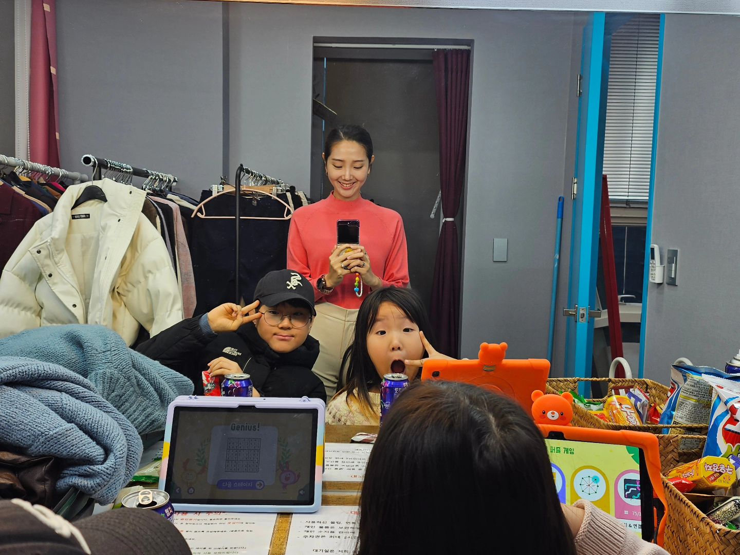 -
#240126
#금천쥬라리움
#더스타일라이브

엄마 일터 따라왔다가 근처 동물먹이주는 쥬라리움으로😆
먹이값도 저렴하고, 동물의 가짓수도 적지않고, 무엇보다 큰 키즈카페가 있어서 초등학교 들어가기 전 미취학 아이들이 놀기 너무 좋았을 것 같은 금천 쥬라리움 이었어요!
일단 우리 아이들은 먹이주는걸 너무 좋아해서 만족했구요
생각보다 밥 값이 비싼편이예요🥹 동물들이 시간대마다 사진 찍을 수 있게 되어있고, 저희가 갔을때는 토끼랑 기니피그 잠자리를 청소해주시더라구요 ㅎㅎㅎ 깔끔하고 깨끗하게 관리해주시는 것 같아서 보기 좋았어요🥰
-