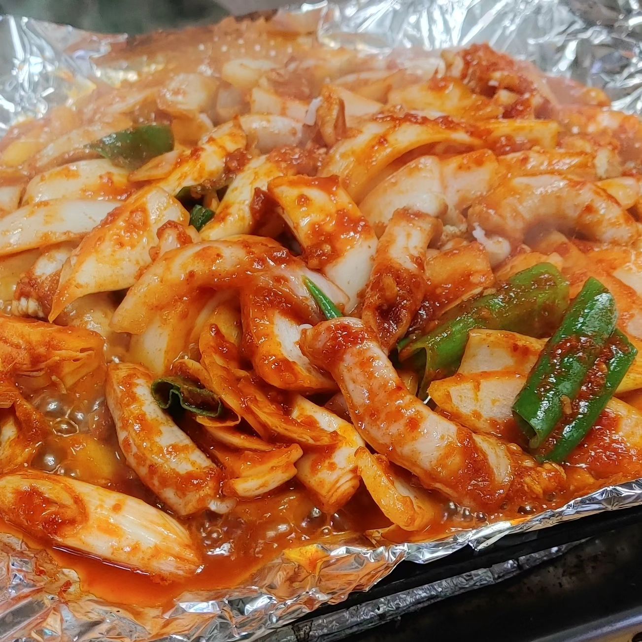 😍 기장곰장어 본점 😍

해운대좌동시장 꼼장어 먹으러 고고 :)
이번엔 양념으로 조지기 >_<
둘이서 大자도 쌉가넝함 주의 😛

보통맛 신라면정도라고 했는데
내가 느끼기에는 그것보다 좀 더 매콤한 느낌이다!

곰장어에 소주 맥주 들이부으면 체고임👍
비에 더 잘어울리는 메뉴입니당 ㅎㅎ

#먹보얄라 #기장곰장어 #장산역맛집 #곰장어맛집