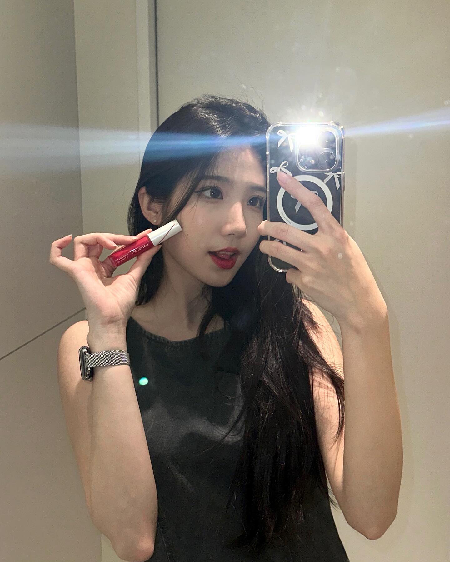#협찬 sisterann_official 

촉촉한 립 제품이 특히 끌리더라구요 ? 👄
데일리하게 연출하기 좋은 씨스터앤 제품을 사용해 보았어요.

자연스러운 물광에 맑고 반짝이는 컬러들이라
레이어드해서 연출하기도 풀립으로 바르기에도 좋았어요.
저는 05호 체리다이브 컬러를 사용했어요.

#씨스터앤 #sisterann #워터글로우틴트 #틴트 #waterglowtint #glowtint #tint #씨앤 #립틴트 #립 #립발색 #발색 #물먹틴트 #탕후루립 #탕후루틴트 #색조 #코스메틱 #cosmetic #라이크서울 #likeseoul
