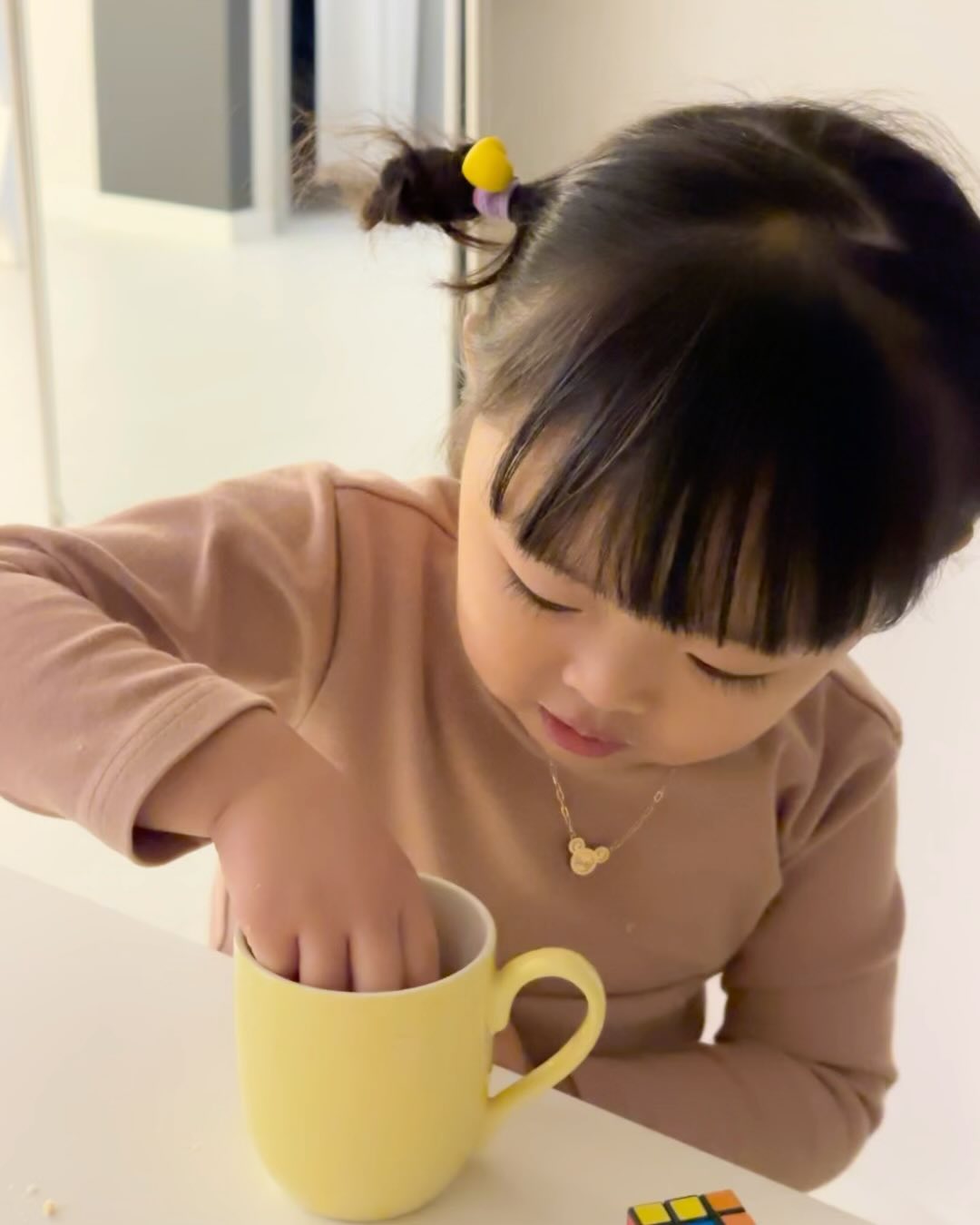 #5살딸 
과자 우유에 찍어먹는 #먹잘알씨 👧🏻
도대체 눈은 왜자꾸 까뒤집는건데,,
#42개월