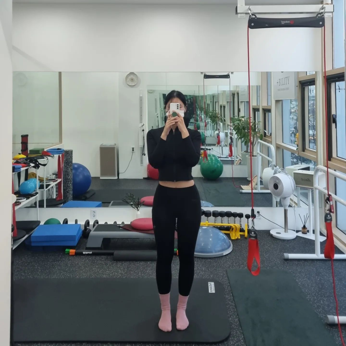 마곡 유일의 슬링 운동 센터 #플러스빌리티 재활PT 받고왔어요!

플러스빌리티는 체형교정 재활운동 통증완화 등 전문성 있는 프라이빗한 트레이닝을 받을 수 있는 곳이에요

우선 현재 몸 상태, 체형, 비대칭, 가동범위, 근력 등을 꼼꼼히 체크 한 뒤 제 몸에 딱 맞는 슬링 운동을 진행했어요

슬링 운동은 줄에 매달린 상태에서 자신의 체중을
이용해 통증이 없는 상태에서 운동이 가능해요

흔들리는 줄을 이용해 근신경계를 활성화 시키는데 초점을 둔 운동으로 몸 전체의 안정화와 균형 그리고 중심이 되는 코어를 잡아줄 수 있는 운동이에요

근육과 근막을 보호하고 개인의 근육과 체형의 상태,
통증의 위치나 강도 등의 특성에 따라 슬링을 이용하여 건강하고 올바른 체형을 만들 수 있어요

저는 오른쪽에 비해 왼쪽 엉덩이가 많이 약한 상태로 엉덩이의 힘을 키울 수 있는 슬링 운동을 진행했어요
동영상을 다시보니 깨작깨작 움직이는 것 같기도 한데 실제 진행할때는 굉장히 힘들었어요🥲

다리 전체의 림프 순환을 돕고 붓기를 빼는데 도움을 줄 수 있는 스트레칭도 두 가지 배웠는데
하나는 수건을 이용하여 누워서 하는 스트레칭이고
또 하나는 벽을 이용하여 서서 하는 스트레칭이에요

집에서도 매일 할 수 있는 동작을 알려주셔서 체형교정을 위해 꾸준히 해보려고해요👍

plus._.bility
📍주소
서울 강서구 마곡중앙로 55 (마곡동 789-11)
퀸즈파크13 2층 208호
⏰️영업시간
월~금 10:00 - 21:00
100% 예약제
📞전화번호
0507-1389-2210

#플러스빌리티#마곡PT#마곡PT샵#마곡피티#마곡피티샵#레드코드슬링#슬링운동#슬링#마곡재활PT#마곡재활피티#재활PT#재활피티#PT샵#피티샵#오운완