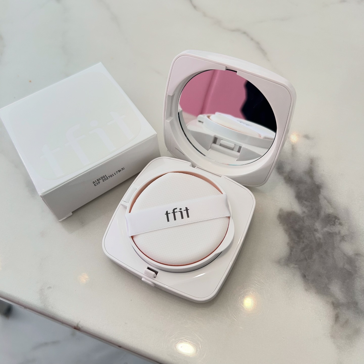 #협찬 #TFIT 쿠션 미쳐따~

모공부자라 커버력좋고 답답허지않은 쿠션을
찾고있었어요. 티핏 컨실러가 좋았어서
쿠션도 기대했는데 기대이상!!!👍🏻

가볍고 얇게 밀착되는데
적은 양으로도 커버가 잘되더라구요.

색상은 5가지로 나왔어요.
얇게 밀착되니까 덧바르기도 좋아서
수정화장에 딱이에요.

다크닝도 없고 무너짐도 이쁜편!
❤️티핏 레이어링 핏 커버 쿠션 이엑스
추천드려요🤍🤍

#티핏 #티핏클래스 #티핏커버쿠션 #TFITCOVERCUSHION #티핏쿠션 #커버쿠션 #커버쿠션추천 #매트쿠션 #커버력좋은쿠션