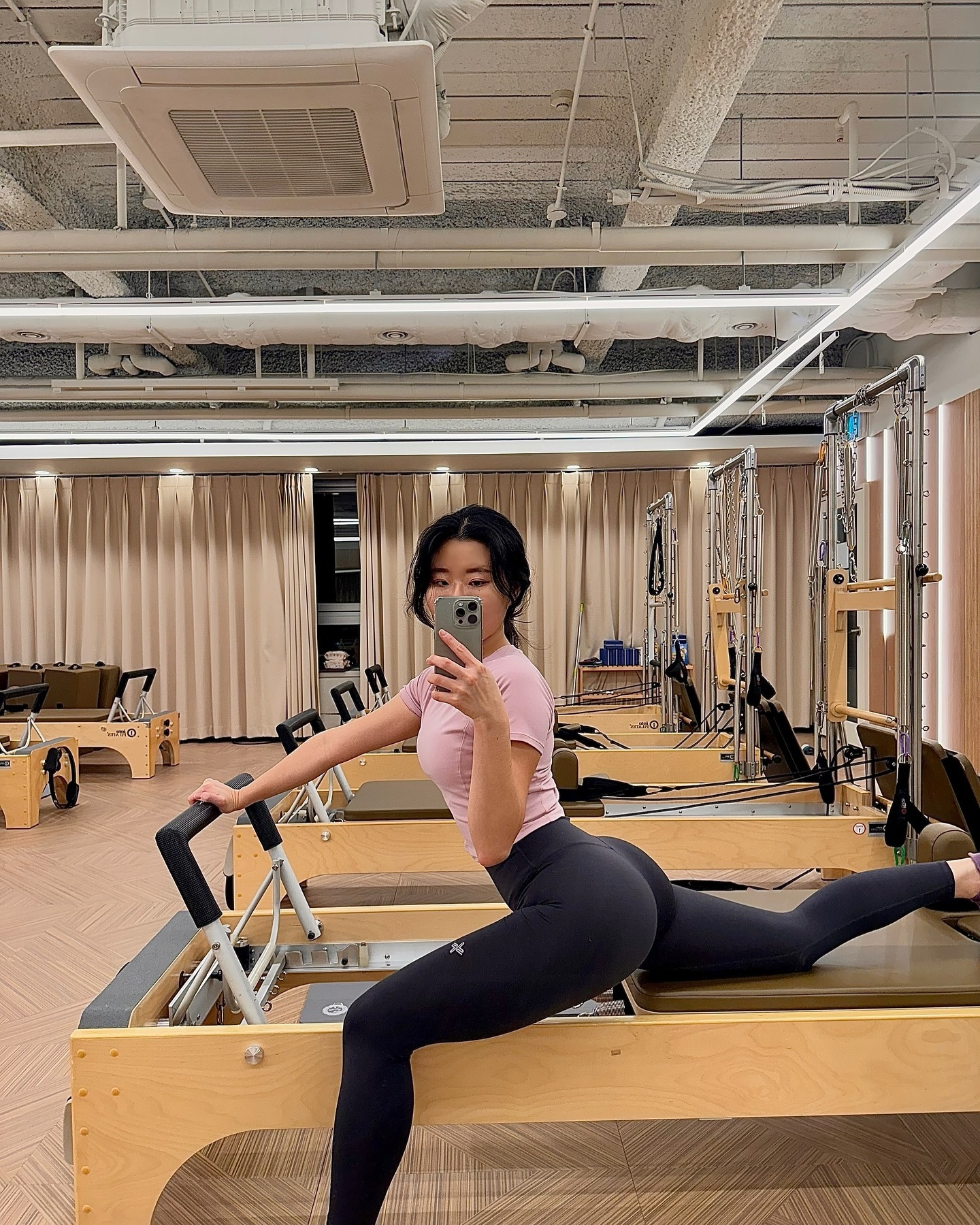 #🍑 #hip 
집나간 엉덩이근육 찾습니댜,,,ㅎ
.
.
.
#운동하는여자 #운동기록 #운동하는직장인 #직딩 #필라테스 #눈바디 #힙운동 #유지어터 #헬린이 #운스타그램 #스트레칭 #하체운동 #바디체크 #운동맞팔 #운동계정 #오운완 #취미 #일상 #pilates #reforma  #daily