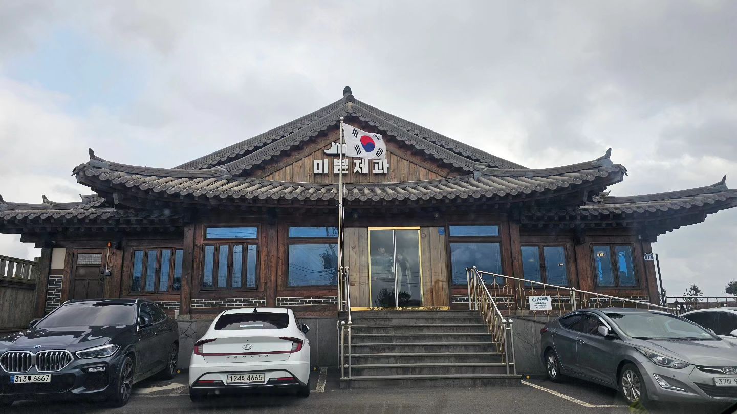 #20240301 #흐린제주 #바람바람바람

첫째날은 비가 주구장창 오더니, 둘째날은 강풍^^
밖에 있을 수 없었기에 드라이브 하기🚗

숙소는 중문이었어서 중문에서 애월까지 해안도로 타고 다니기.
바다와 하늘 땅이 함께 맞닿아 있어서 너무 좋았다.

가는 길에 들른 #미쁜제과
빵수니들이랑 빵도 한가득. 시그니처 음료도 마셔보기☕️🍹
어딜가나 사람이 많은건지, 사람이 많은 곳에 우리가 간건지ㅋㅋ
그나마 한국인들 많아서 좋았던 곳이다!

날씨가 좋았으면 더 좋았겠지만, 흐리면 흐린대로 멋졌던 하루.

두 동생들과 아빠, 둘찌는 차에서 자고 엄마랑 식이, 1호랑 빠르게 사진 찍기ㅋㅋ 진짜 날아가는 줄 알았다 ㅋㅋ

#풍차해안도로 #신창풍차해안도로 #미쁜제과 #가족여행 #가족스타그램 #제주여행일기 #제주도2박3일여행 #제주도2일차 #여행스타그램