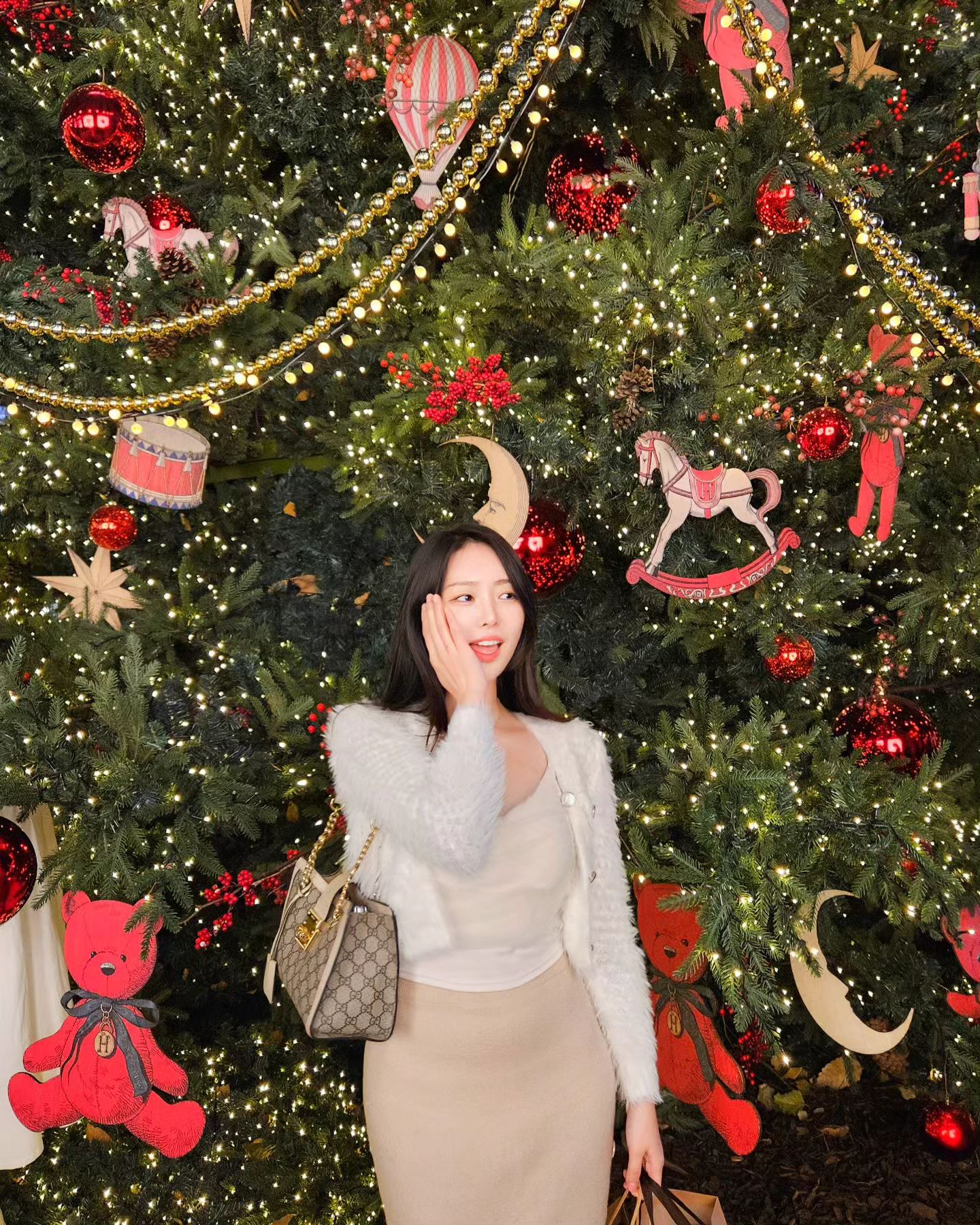 -
트리 이뿌징🫶🏻
우리집에도 대형트리 있으면 좋겠당..🎄✨️

#크리스마스분위기 #벌써연말 #반짝반짝