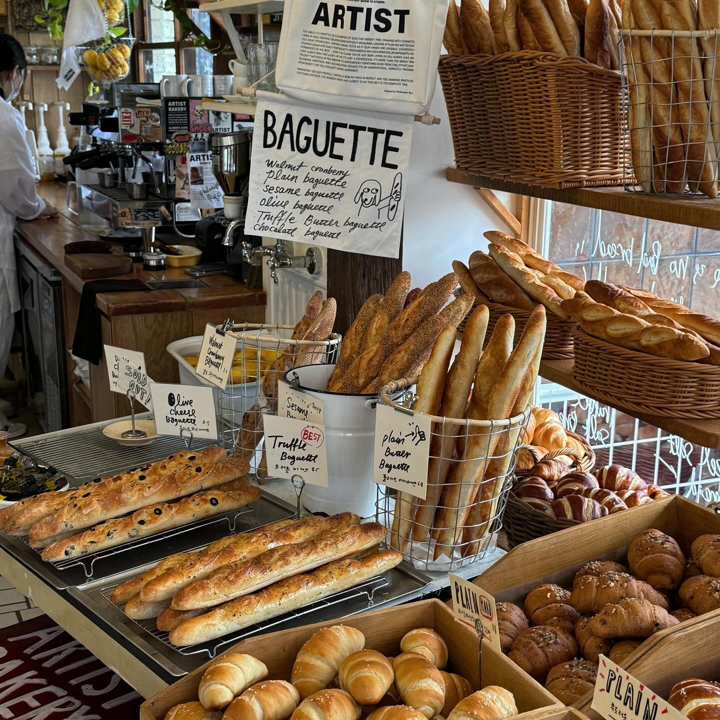 빵순이의 해삐타임 🥖🥖🥖
빵을 못 끊겠으니 운동을 열심히 해야겠다 ✨

#아티스트베이커리 #아티스트베이커리안국 #안국역맛집 #안국역카페  #artistbakery