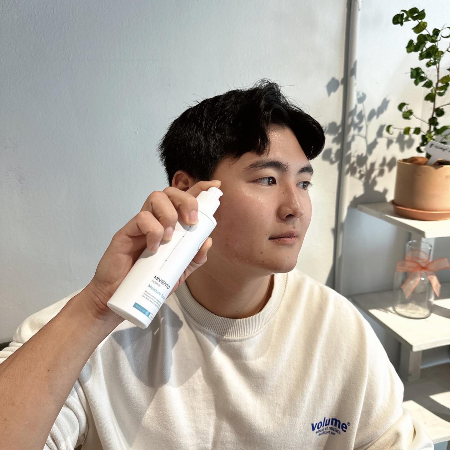 #협찬

요즘 남자분들도 관리 필수 이신거 아시죠!?
세안 후 피부가 많이 당기고
화장품 쓰기 귀찮고 얼굴에 기름기, 각질, 트러블 등 뭔가 자꾸 나고
남성전용 화장품 왜써야하는지 모르시는 분들!😮

사실 어렸을때부터 엄마 혹은 누나
누가 사놓은 화장품만 사용하시는 우리 남성분들
이유는 여성피부와 남성피부는 다르기 때문이죠!

남자는 여자보다 피부가 약 25% 두껍다는 사실 알고계신가요?
피부의 진피에 콜라겐 함량이 더 많기 때문!
또한, 남성 호르몬의 농도가 여자에 비해 훨씬 높기 때문에
더 활발하게 피지 분비가 늘어난다고해요!
또 여성보다 남성이 볼 부위의 피부 수분함량이 낮다고합니다.

그래서 준비한 이번 제품!
#미비엔토 리뉴얼 남성 보습라인 3종!!

1. 미비엔토 옴므 모이스처 토너
편리한 펌프타입으로 편리함을 잡고 가볍고 깨질일 없는 튼튼한 pp재질의 용기
저분자히알루론산과 스쿠알란 원료를 사용해서 피부 침투및 투과력은 높이고 오랜시간 보습력 유지
또 보습력을 강화하여 수분이 빠져나가지 못하도록 막아줍니다
-남성스킨 특유의 독한 알콜향이 나지 않고 끈적임없이 빠르게 흡수되서 너무좋았어요☺️-

2. 미비엔토 옴므 모이스처 로션
토너와 마찬가지로 용기 및 원료 동일
자연으로 부터 가져온 7가지 종류의 오일
보습&진정, 트러블 완화, 피지조절, 향균작용까지
-크림제형으로 얼굴에 부드럽게 발라지며 피부표면에 오래 남지 않고 빠르게 흡수되서 수분력을 끌어올려주는게 좋았어요😝-

3. 미비엔토 옴므 모이스처 폼 클렌저
편리하고 가볍고 깨질 걱정없는 실속형 튜브타입 용기
저분자히알루론산과 스쿠알란 원료를 사용하고 쫀쫀하고 부드러운 사용감을 제공해주면서 보습라인답게 세안후에도 촉촉함이 유지되요
-노폐물을 씻어내는 세안제인데도 불구하고 세안 후 촉촉함이 느껴져서 보습이 되고있다는느낌이 들었어요😚-

3가지제품 모두 동일한 천연향을 사용하여 원스텝으로 모두 사용하여도 향취가 섞여서 발생하는 불쾌감이 없고,
컨셉원료들이 공유되고 있어 함께 사용 시 시너지 효과를 발휘할 것으로 보입니다.
미비엔토 보습라인 3종을 통해 밸런스 잡힌 남성 스킨케어를 경험해 보세요!

📌현재 "케어플러스원 네이버 스마트스토어에서 구매 후 구매평작성 시 네이버 포인트 지급 이벤트를 진행중입니다!

#남성용화장품 #남자화장품 #천연향화장품 #남성기초화장품 #남자로션 #남자스킨 #남자폼클렌징