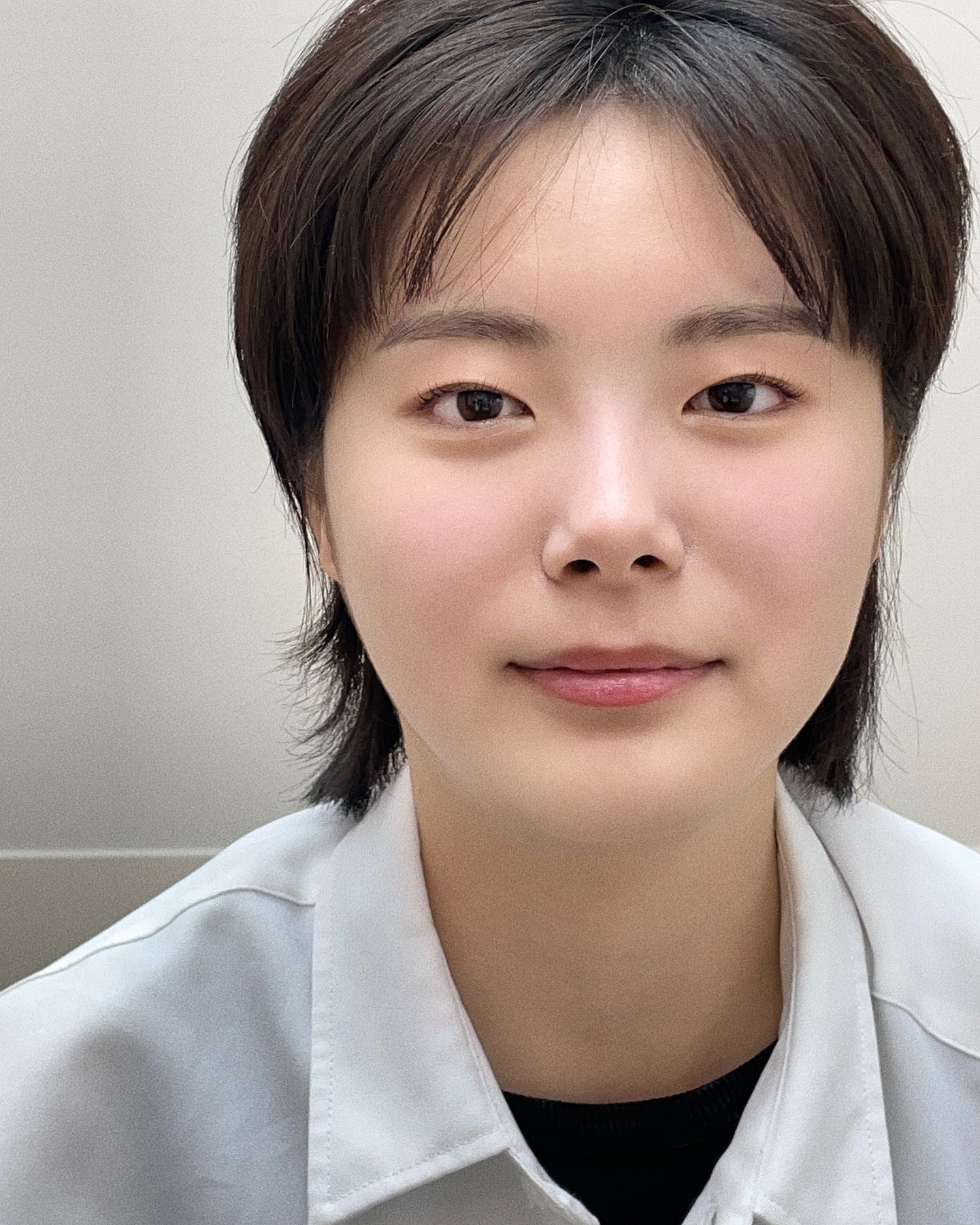 첫 속눈썹펌이셔서 c컬로 부드럽게 올리고 탈각 후 영롱하게 남은 브로우

점막이 들리는 눈매라 살짝 눌러주어 뒤집혀 보이지 않게끔 연출해드렸어요

사용롯드: 로만사 c컬

#대구 #대구스냅 #대구결혼준비 #예신 #대구스냅