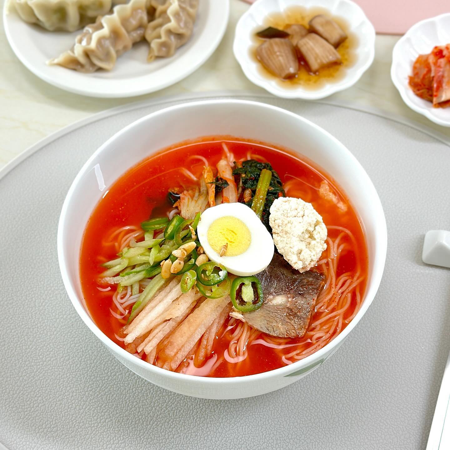 #협찬 포천 김치말이국수 아시나요?🍜
35년 전통 곰터먹촌 김치말이국수 집에서 만들어 먹었어요. 

서울 살 때는 포천에 종종 놀러갔었는데 
지금은 부산이라 가기 힘들어졌죠😢
예전에 먹던 김치말이국수를 꼭 다시 먹어보고 싶었는데 
이젠 택배로 주문할 수 있더라고요!

육수와 면, 고명이 밀키트로 짠✨
면만 3분 삶으면 요리는 거의 끝나요.
고명을 골고루 올리고 육수를 부으면 완성💖

일단 육수부터 맛을 보니 
옛날 생각도 나고, 이런 맛이었구나 싶고, 
매콤 새콤 달콤하면서도 시원한 맛이 최고👍

그리고 열무김치! 이 김치가 맛있어요! 
그 외에도 달걀, 편육, 배, 오이, 
고추, 깨, 잣이 고명으로 올라가요. 
특이한 건 으깬 두부인데 
두부를 살살 풀어 먹으니 
새콤했던 국물이 고소하면서도 담백해져요. 

김치말이국수는 평안도 음식이래요.
오랜만에 #김치말이국수 맛보면서 
이색적이면서도 특별한 맛을 마음껏 즐겼어요💕
부산에서는 밀면을 많이 먹는데 
밀면과는 완전 다른 맛이더라고요. 

남은 육수에 밥이나 묵 말아먹으면 #김치말이밥 #묵밥 
육수는 얼려서 살얼음 동동 띄워 먹으면 더 맛있대요. 
여름엔 그렇게 먹어야지🥰

#곰터먹촌 (구. #함병현김치말이국수 )
gtmc1989
경기 포천시 내촌면 내촌로 169
경기 포천시 소흘읍 광릉수목원로 599
https://smartstore.naver.com/gtmc1989

#포천맛집 #김치말이국수맛집 #김치말이비빔국수 #한우곰탕 #녹두전 #냉국수 #김치국수 #밀키트택배 #밀키트추천 #먹팔 #선맞팔