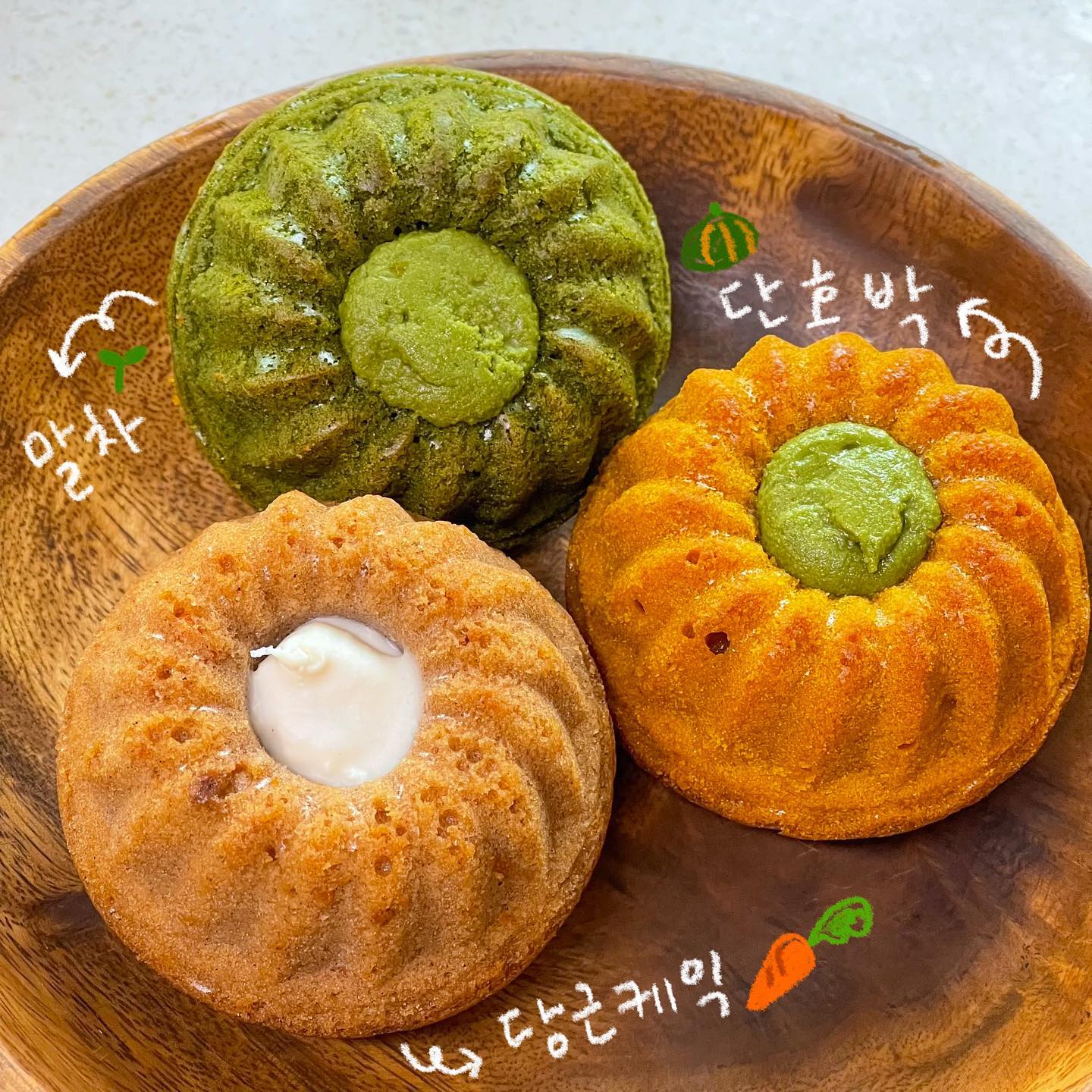최애 찹싸루니 3종✔️

망넛이네 찹싸루니가 처음이신 분들을 위한 최애 3종 얌잇ver.🫠

1. 말차 찹싸루니
- 달달 쌉싸롬~한 맛의 말차 향이 가득🌱
스프레드랑 빵에서 말차의 깊은 풍미가 잔뜩 나는 매력적인 아이‼️ 녹차를 좋아한다면 꼭,,,꼭꼭,,제발,,꼭,, 먹어봐주세요오,,🥹

2. 당근케익 찹싸루니
- 그냥 당근케익 그 자체.
어떻게 비건,,? 유제품이랑 밀가루가 안들어갔다고,,? 백설탕도 없다구,,? 를 외치게 되는 맛입니다,,
그냥 맛있어요. 아니 그냥 진짜 맛있어요.
빵에 박힌 호두, 당근 다이스 덕분에 식감도 난리나요.

3. 단호박 찹싸루니
- 녹차,,덕후인게 조금 많이 티날까요,,?
고소담백 단호박 빵에 말차 스프레드가 삭- 들어가 말차 찹싸루니랑은 또 다른 매력을 가진 단호박 찹싸루니에요! 쪼온득한 매력을 듬뿍 가진,,🤍

최애 3종에 아쉽게 들지 못 했던 아이들에는 황치즈, 땅콩, 시나몬, 다크초코칩,,엥 쓰다보니 거의 모든 맛을 적어버릴 것 같네요😂#어떤 맛일까요?!
혹시 아직 찹싸루니를 경험해 보지 못 하신 분이라면 어떤 맛이 가장 궁금하실까요오?!!

➡️ 최애 찹싸루니 or 먹어보고싶은 맛
댓글로 마구 달아주세요🙌🏻
➡️ 전 제품은 마지막장에서 확인 가능‼️

댓글 이벤트 참여해 주시면‼️
저의 최애 찹싸루니 3종을 두 종류씩 선물로 보내드릴게요🩷
요 맛있는걸 저만 먹을 순 없거든요오🥹

이번주 일요일까지 시크릿 할인 링크 열려있으니 원하시는 분은 할인 받아 구매하세요-!!🙌🏻