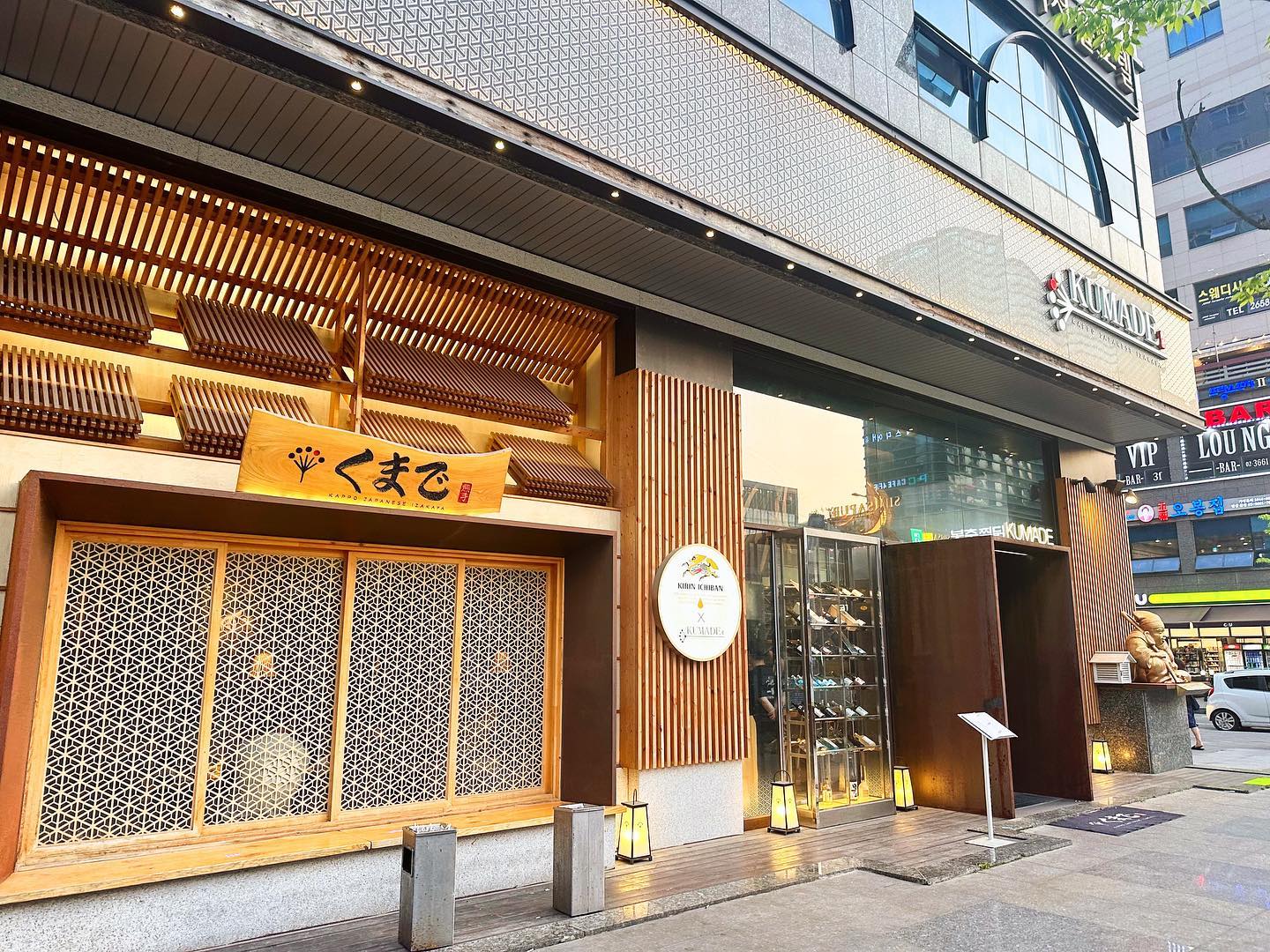 #발산역맛집
프라이빗 이자카야 "쿠마데 마곡점"

·일본식오이절임
새콤한 간장에 버무린 건데
입에 계속 들어가는 별미

·사시미모리아와세
전복, 소라, 연어, 도미, 방어, 참치, 아귀간 등등
다양한 구성의 
쿠마데 마곡점 대표메뉴

·이베리코목살구이
살코기와 지방 부분이 적당히 어우러져서
입안에서 육즙 파티가 열림

·칠리새우
알던 칠리보다 조금 더 진하고 
감칠맛이 느껴지는 통통한 새우

·도미머리조림
크기도 크고 살도 많고
꽈리고추랑 표고버섯도 
간장 양념 입은 맛도리

발산역 9번 출구에서 가깝고
규모가 커요

각각 칸이 있는데 커튼으로 가릴 수 있어서
프라이빗한 분위기예요✨

#마곡역맛집 #발산역맛집 #마곡이자카야 #쿠마데 #발산이자카야
#마곡쿠마데 #도미머리조림 #칠리새우 #이베리코목살 #사시미맛집