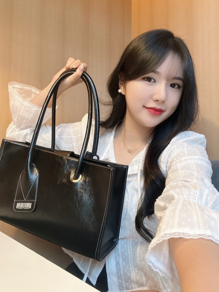 [디자이너브랜드] 나무의 질감 비건레더 가방 플리티카 숄더백 우디백