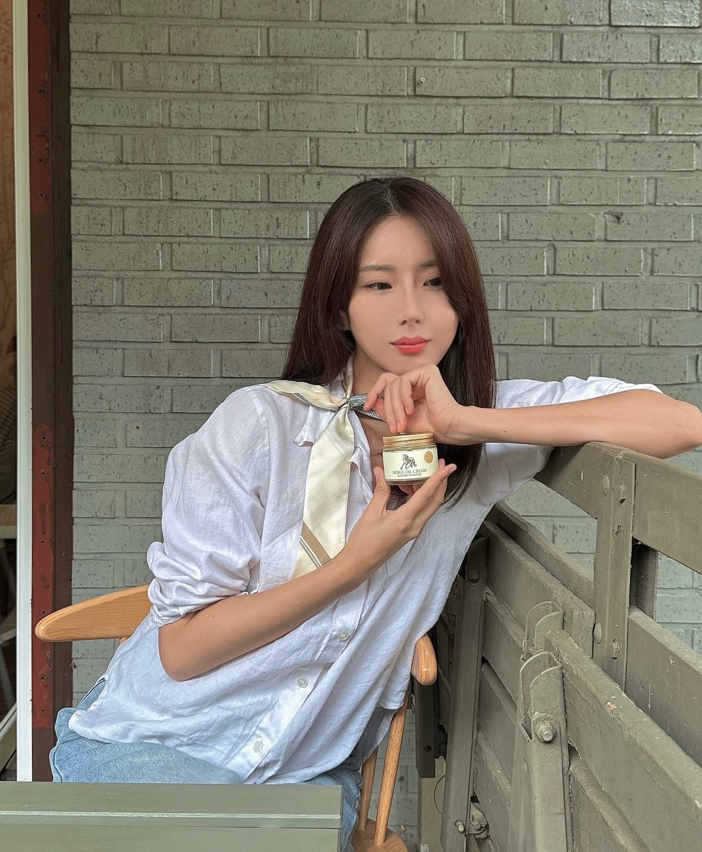 #광고 charmzone.official 
건조한 내 피부의 보습감을 느끼게 해준 만족스러운
멀티 기능성 영양크림 ‘참존 마유 크림 골든 컴플렉스’

이 영양크림은 ‘마유 X 골드’의 황금 조합으로 
확실한 보습력을 느낄수 있었는데요 (*원료적 특성에 한함)

📍마유
- 인체 지방과 유사한 식물성 지방인 불포화 지방산이 
풍부해 피부흡수력이 매우 우수
- 인체의 보습인자와 유사해 흡수가 잘되어 거부반응이 적고, 
피부의 수분증발을 잡아주어 피부를 오랫동안 촉촉, 탱탱하게!
- 풍부한 단백질과 수분으로 외부 자극으로 피부를 보호하며
풍부한 영양감과 보습감 선사

📍순도 99% 리얼 골드
- 골든실 추출물로 맑고 깨끗한 피부로 케어하며 
마유의 가치를 높임

한 번 바르고 지내면 하루 종일 피부의 촉촉한 보습감을 
유지해 주고, 무겁지 않은 제형이라 건조한 부위 어디든 
환절기에 사용하기 좋은 만능 고보습 영양 케어 크림이에요.

저처럼 무엇을 발라도 속보습이 해결되지 않는 푸석, 건조한 
피부라면, 참존 마유 크림 골든 컴플렉스 크림 어떠실까요?😉
.
.
.
#참존마유크림 #보습크림 #환절기피부 #건성피부 #보습크림추천 #건성크림추천 #속건조크림 #건조한피부 #영영크림 #크림추천 #보습크림추천 #참존 #크림
