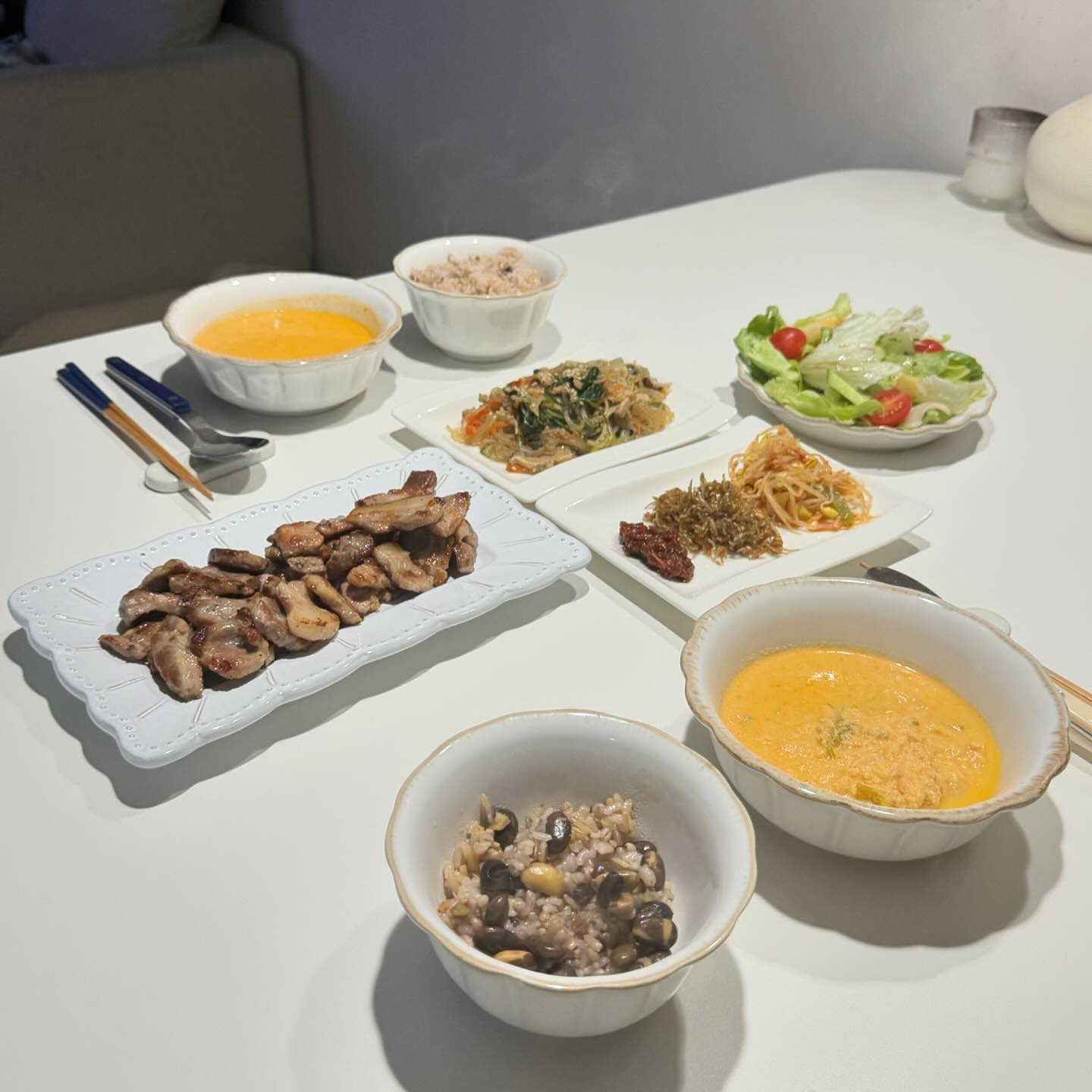 덕구네 저녁 🐥 어머님이 주신 밑반찬과 잡채, 샐러드, 그리고 컬리에서 산 #비지찌개 로 완성한 간단 밥상 🫡 퇴근만 하고 오면 뭐가 그렇게 힘든지 평일 요리는 꿈도 못꿔요.. 😭 이와중에 오빠는 반찬 투정해서 목살도 구었어요… 👊🏻 언제 철들래! 👊🏻