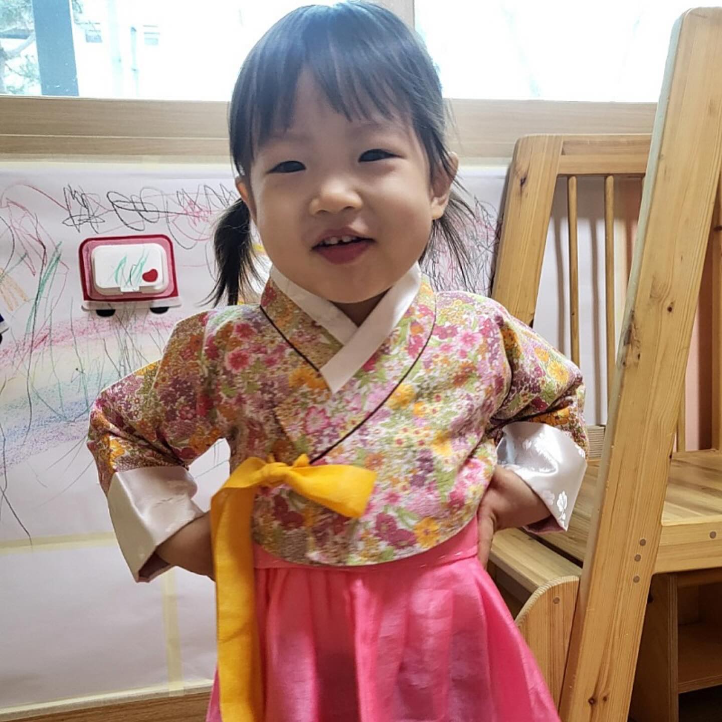 작년에는 저고리만 입고 등원했는데
올해는 아예 한복거부해서 들고간 둘찌❤️
그래도 얼집에서는 잠깐 입었네!!
귀요미 둘찌도 즐거운 명절행사와 선물들로 
기뻐하며 돌아왔다능👍🏻👍🏻
항상 챙겨주는 명절떡에 우리집 떡걱정은 없넹!!
.
.
#아들맘 #딸맘 #애둘맘 #남매맘 #4인가족 #어린이집명절행사 #명절선물 #감사합니다 #욜로 #욜로맘 #욜로팸 #즐겨보자 #눈누난나 #행복한명절 #풍족한명절 #새해복많이받으세요 #사랑합니다