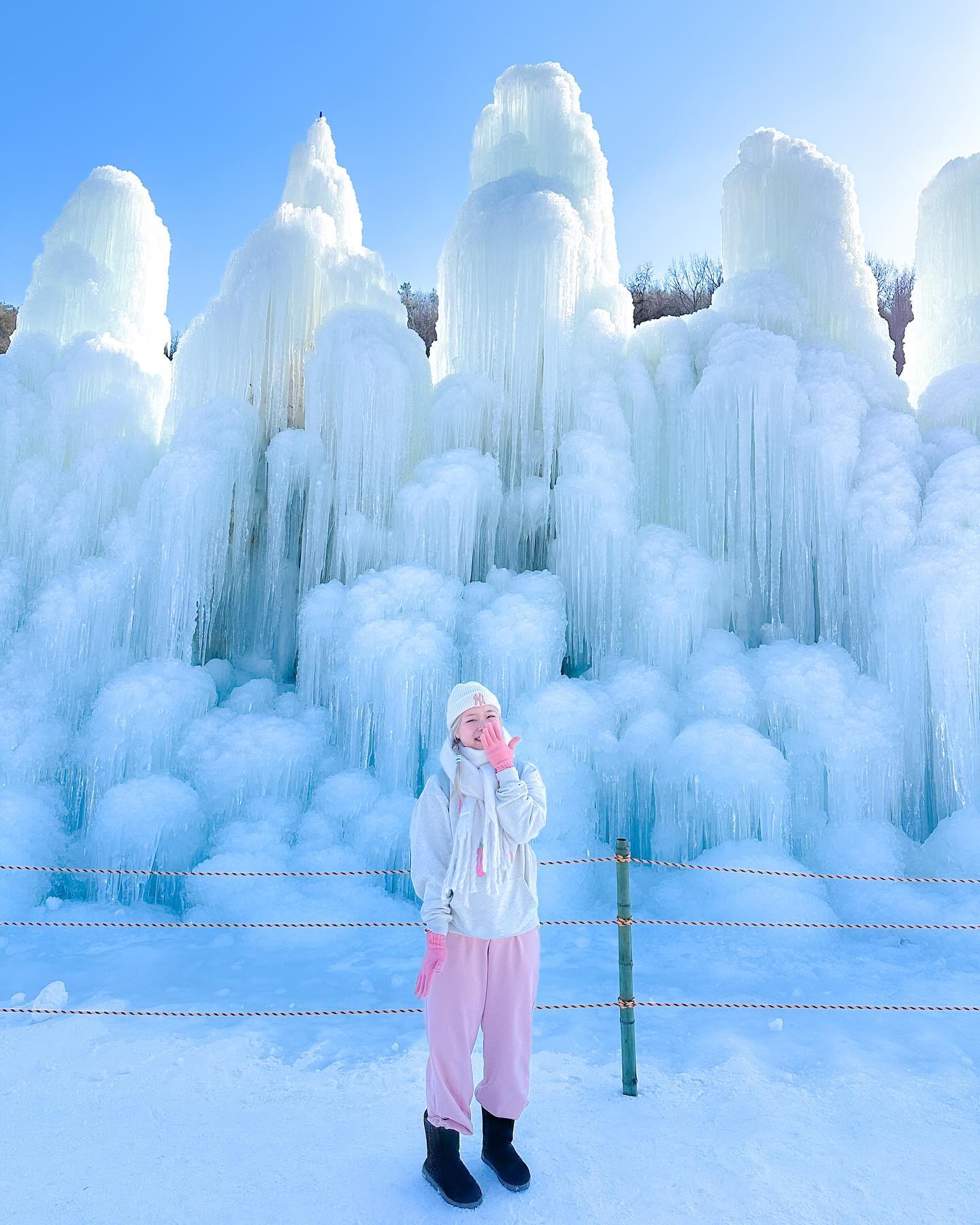 날이 추워질 지금, 청양으로 가야할 때 🤍❄️
비온 주말이 지나 기온이 확 떨어졌는데요
가족들끼리 여행을 가고 싶다면 청양 알프스마을을 추천해요🩵
빙벽과 함께 아이들 맞춤 액티비티도 마련되어 있어요!
눈썰매, 군밤체험, 짚라인 등 겨울에 더 재미있는 체험이 있어요 😆
주말 낮쯤 방문해서 1km 1시간을 경험했는데요,,
주차장까지 가지 말고 인근에 주차 스팟들이 있으니
자리 있음 주차하고 걸어가세요..!
혹은 주말은 주차, 웨이팅때문에 오픈런을 추천드립니당 😇
자세한 사진과 설명은 프로필 링크 블로그에 있답니다 🫶🏻
👉🏻 _finale_zip _finale_zip _finale_zip
🤍 청양 알프스마을
⏱️ 매일 09:00-18:00
야간개장시 (주중) -20:00 / (주말) -21:00
❄️ 칠갑산 얼음분수축제 (~2월 중순)
✅ 네이버로 미리 예약하면 웨이팅 없이 입장 가능! (최소 하루전 예매 필수)
🏷️ 인근 함께 갈 여행지로 #대전상소동산림욕장 혹은 #예산출렁다리 추천해요👍🏻
#지금은더는 #은더는청양 #은더_충남