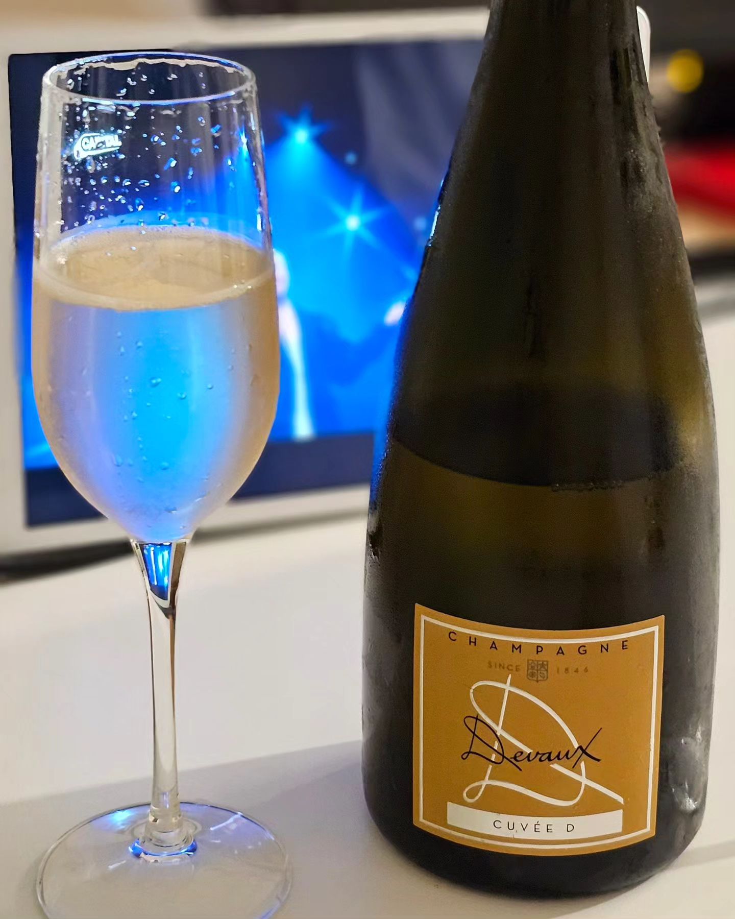 내일 라이브로 보러가는 샘스미스 samsmith 콘서트 영상보면서 함께한 샴페인🥂

🍾드보 뀌베 디 브뤼 NV
(Devaux Cuveé D brut)

와인 종류 : 스파클링 와인
원산지: 프랑스 상파뉴
품종: 피노누아 55% 샤르도네 45%
알콜 : 12%

일반적인 숙성기간보다 더 긴 5년을 숙성한 샴페인! 옅은 황금색을 띄고 기포가 풍부하게 올라온다. 산도가 꽤 느껴지는 샴페인이었음😊

#샴페인 #Champagne #Devaux #드보뀌베디브륏 #PinotNoir #피노누아 #Chardonnay #샤르도네 #와인 #와인추천