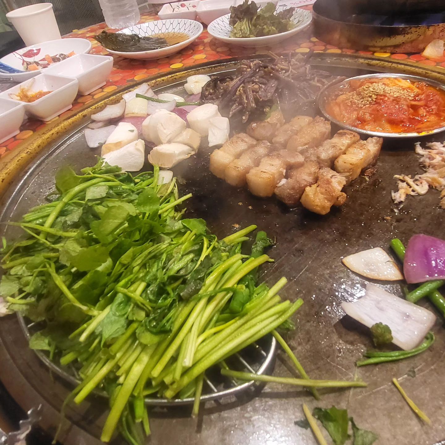..맛집탐방 

아버님 출장기념 자체회식중.
응? 맨날 주말에도 일한다구 지들끼리 가구.
응? 맨날 퇴근후 끼러가면 남은고기 먹으라하궁
흥.흥.

항상 멋진 불쇼고기.
아니! 돼지껍데기도 서비스로 주셨다!
귀가길에 붕어빵을 좀 사다드리니
겨울내내 바쁘셔서 올겨울 못드실뻔하시다는 솨장님.
계란찜을 서비스로 또 주셨다!
매장 오픈부터 쭉..단골이다.
고기와 야채.나물.절임까지 담뿍먹어서
건강한 고깃집.
아이들이 홀릭하는 달고나와 아이스크림 서비스.
치즈볶음밥까지..
소식하는 식구들이 배부르게 먹는 날.

#고철상 #고철상상갈점
#상갈맛집 #용인맛집 #기흥구맛집
#내돈내산 #배불렁