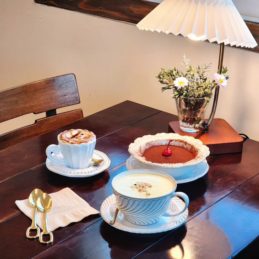 우리동네로 이사온 카페 알베로벨로 ☕️ 

크리스마스때쯤에 오빠랑 데이트하던날 맛있는 카페도 갔다왔어요~

에스프레소 크림뷔렐레 달달하니 
쌉싸름해서 너무맛나고

밤고구마라떼는 직접 삶고 갈아서 만드신거라
정성가득한 맛 ! 수프같아서 배가 든든 

티라미수는 말모말모~~
밑에깔린 빵에 커피가 아주 많이 촉촉 🤎

애견동반카페지만 실내에선 유모차나 쿠션에 앉혀야하기때문에
알레르기가있는 나에겐 안심 😅

마음이 편안해지고 조용한카페
자주 갈거같아요! 히히

#카페알베로벨로#남양주카페#데이트장소추천#브런치카페#화도카페#애견동반카페