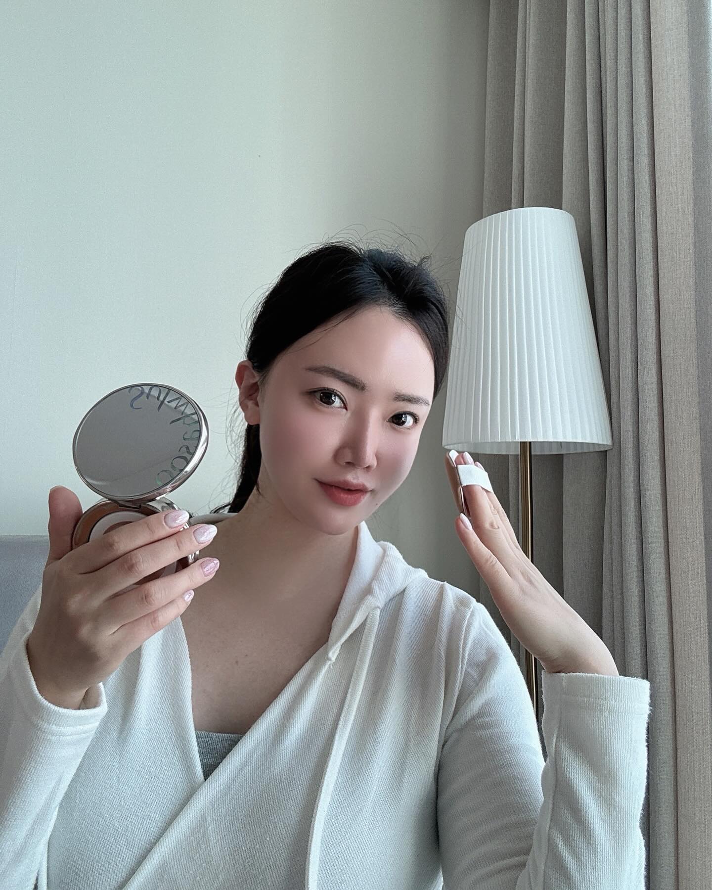 #광고
sulwhasoo.official 

설화수 퍼펙팅 쿠션이 패키지부터 제품력까지 업그레이드 되어 리뉴얼 런칭 되었어요

올드머니메이크업 슬림핏 커버™로 피부에 얇고 가볍게 올라가지만 커버력이 높은 쿠션 스킨케어 명가 설화수 답게, 스킨케어 성분이 함유되어 답답함없이 편안해요

사용 후 피부 전체적인 윤,결,톤을 고급스럽게 살려주어 은은한 고급 윤광이 도는 피부 표현이 특히 마음에 쏙

물방울 퍼프로 들뜸없이  피부에 밀착 ✨
천연 자개 로고와 실버 컬러의 쿠션 패키지가 고급스러워서 좋아요 스키장에서도 수정메이크업 해줬는데 지속력까지 👍🏻

설화수 퍼펙팅 쿠션으로 생얼메이크업해요🤍

#설화수 #퍼펙팅쿠션 #설화수쿠션 #가벼운쿠션 #자개쿠션 #쿠션추천 #커버력좋은쿠션 #올드머니메이크업 #올드머니뷰티