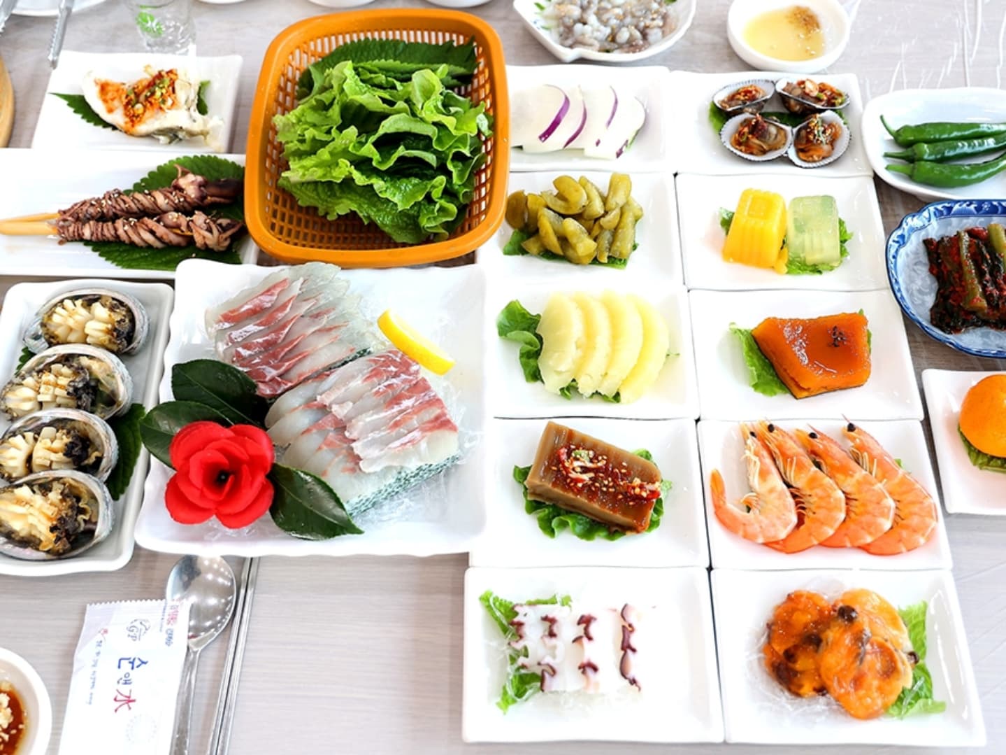 얼마전 여수 다녀왔는데.... 
평도 좋아 갔었는데~ 요리도 맛있고 친절하셔서 너무 좋았던 거북선횟집~!

새조개 샤브샤브랑 감성돔 회 코스요리 주문해서 먹었는데 진짜 완전 싱싱하고 푸짐하고 좋더라고요. 
여수 가시는 분들은 들려보시면 좋을듯~ ^^

거북선횟집
전라남도 여수시 돌산읍 강남동로 13
061-643-6767

#여수횟집추천 #여수횟집 #여수맛집추천 #여수거북선횟집 #여수맛집 #여수돌산맛집 #여수돌산맛집 #여수돌산공원맛집 #여수새조개샤브샤브 #여수하모샤브샤브