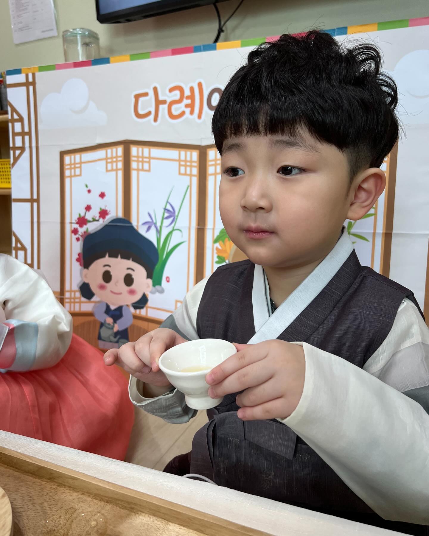 #슬기로운어린이집생활 
#다과상#즐기는어린이

팔씨름 기대하고... 갔는데...😅
그건 안했니봐요.......🤣🤣🤣🤣🤣🤣🤣

어제ㅋㅋㅋ 🌃밤에 왜??? 연습한거지???? ㅎㅎㅎ 
누구 닮아서.. 승부욕이???🥱🥱🥱🥱🥱

엄마는... 힘쓰는거랑 공부이는 승부욕 없다!!!!!!!!
아빠도....공부에 승부욕 없어 보이던데🤬🤣🤣🤣🤣

#승부욕일까#객기일까
#그래도#넌#귀여워