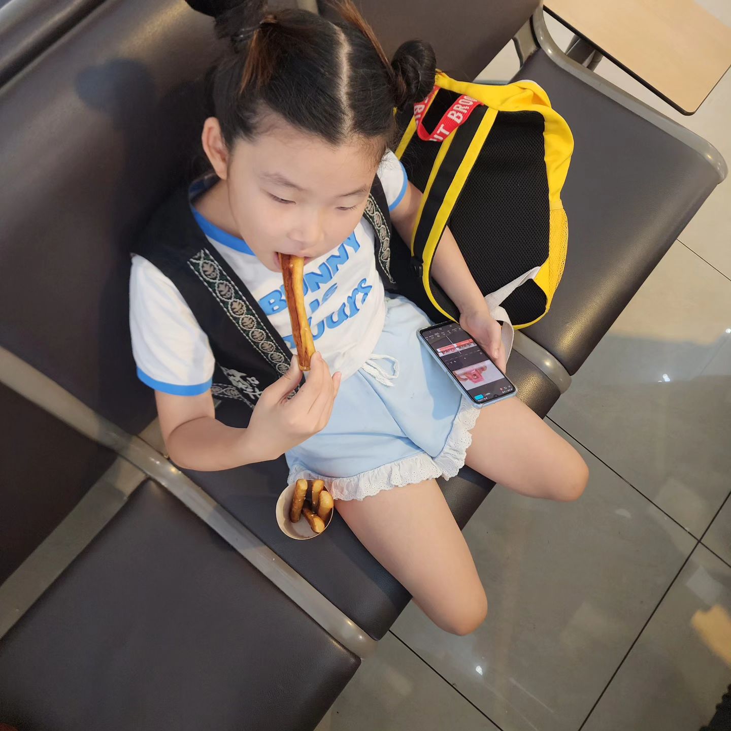 빵터진다ㅋㅋㅋ
조끼 뭐야ㅋㅋㅋㅋㅋ
.
신상 빈티지 조끼다ㅋㅋㅋ🤣🤣🤣
쇼룸에서 자기 사이즈라고 입고왔다ㅋㅋㅋㅋ
자기가 입는데ㅋㅋ
.
진짜 웃기다 너.
맨날 빵꾸난 양말 버리래도 안버리고 
신고다니는 너ㅋㅋㅋ
.
.
.
#엉뚱발랄
#빈티지
#vintage
