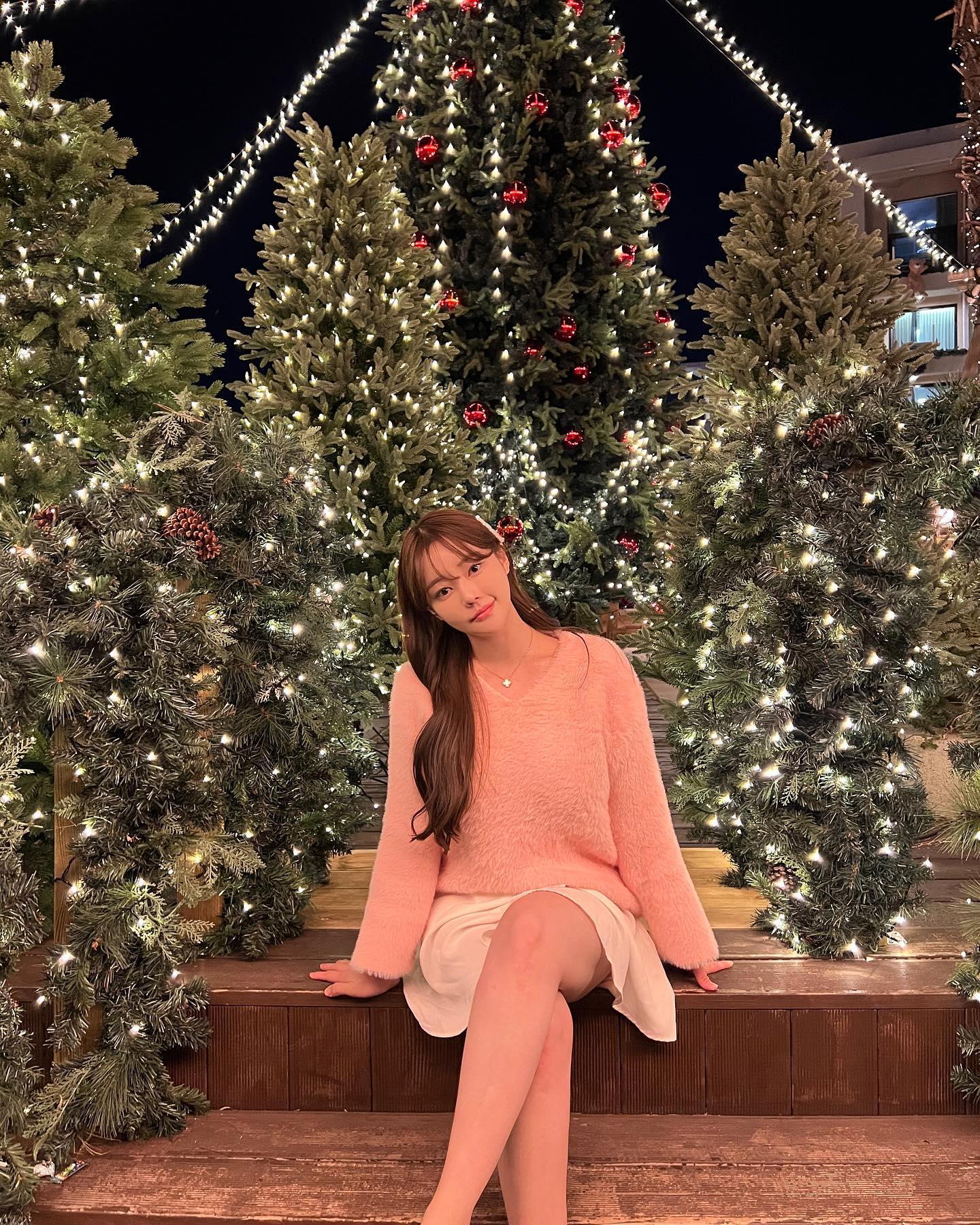 #광고 동화같은 라테라스 윈터빌리지🎄⛄️

산타마을에 온듯한 윈터빌리지는 
포토존도 많고 회전목마에 다트에 범퍼카까지!
놀거리 먹거리가 가득해 시간가는지 모르고 놀 수 있어요☺️
또 시간마다 내리는 눈이 너무 로멘틱하고 예뻐 커플사진
가족사진 찍으며 시간 보내기에도 너무 좋음!!
어른 아이 할 거 없이 다 동심으로 돌아가 즐길 수 있는
얼마 안 남은 크리스마스를 보내기 너무 좋은 곳이에요 ◡̈ 

특별한 크리스마스를 보내고 싶다면 완전 추천💜

🏷라테라스 윈터빌리지 yeosu_laterrace_official 
▫️ 전남 여수시 돌산읍 진모1길 29-12
▫️ 영업시간 : 매일 5pm ~ 10pm 
▫️ 1인 입장권 13.900원 (36개월 미만 무료입장 가능)
▫️ 놀거리 (어트랙션 티켓 따로 구매해야함)
▫️ 눈 내리는 시간(6,7,7:30,8,8:30,9,9:30pm)
▫️ 꿀팁📍9시쯤 사람들이 많이 빠져서 사진 찍기좋아요!

#겨울 #겨울여행 #겨울아기랑가볼만한곳 #라테라스리조트 #라테라스윈터빌리지 #윈터빌리지 #트리맛집 #겨울왕국#여수 #여수가볼만한곳 #전라도여행