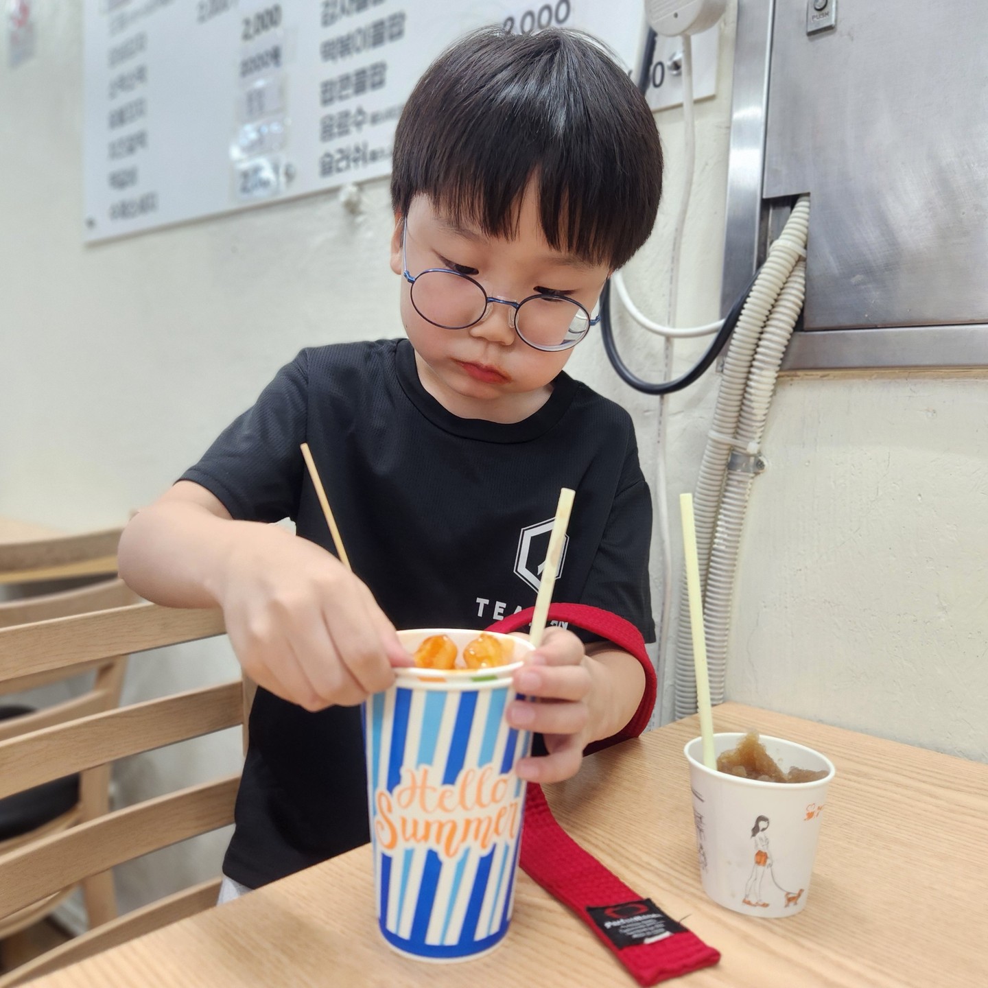 내 사랑 #꼬맹이
이제는 #초딩 
#선생님 보고 싶다며
#어린이집 놀러 오신 분~
귀여워 정말 ㅋㅋㅋ
그래도 다음에는~ 선생님 보러 올 때
엄마한테 꼭 말씀드리고 오자~~

그래도 선생님이랑 
#떡볶이데이트 
너무 맛있었다며 행복해 하신 분~
세상 귀여운 내 사랑
#선생님그램 
#데이트그램 
#일상그램 
#귀여워그램