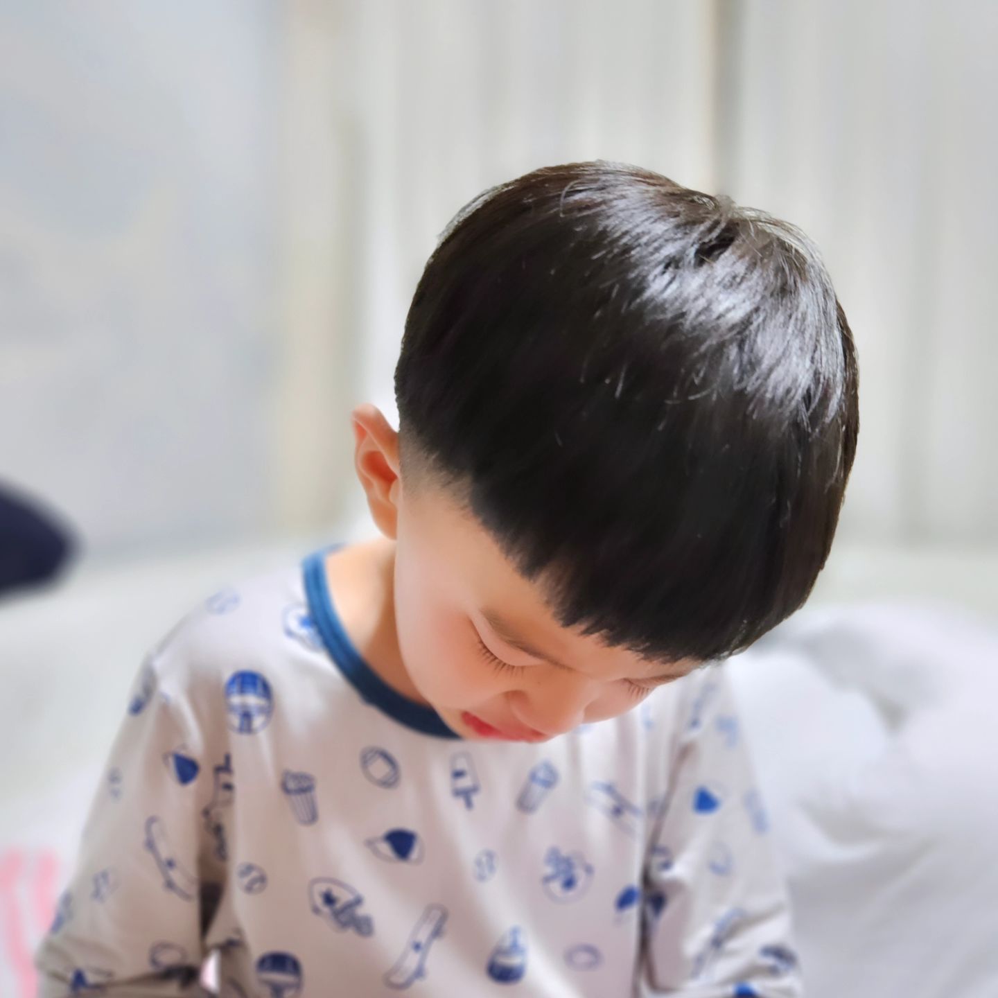#운다

자려고 같이 누워있었는데,
자꾸 번쩍거리길래 번개치는거 같이 구경하다가
다시 누웠는데ᆢ
비상근무 명령 떨어져서,
엄마 나가야되니 아빠랑 자라고...했는데? 운다..

엄마 나가서 번개 맞고 죽으면 어떻게 하냐고..
엄마 없으면 매일 이렇게 울거라며..

어이쿠 머리야🤦‍♀️🤦‍♂️

#백살까지살게
#근데
#좀있으면
#엄마랑안놀거면서 ㅋ