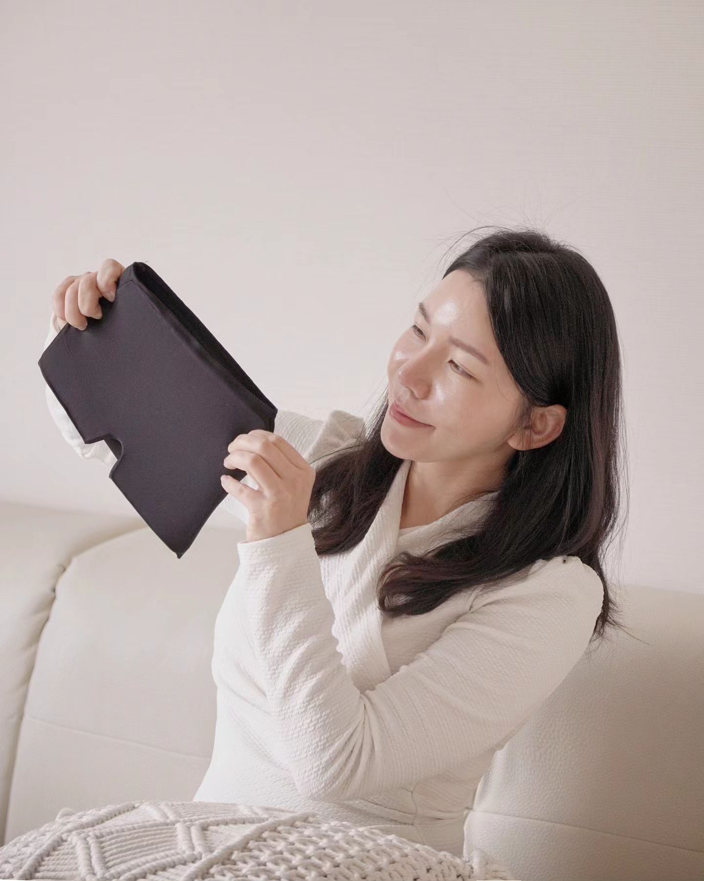 #광고 머리와 눈의 피로를 풀어주는 #일상공감찜질캡
요즘 처럼 추울 땐 밖에서 들어오면 전자레인지에 데워
따뜻하게 찜질해줌 노곤노곤하니 피로가 풀리더라고요~
여름에는 차갑게 냉동실에 냉각 후 사용하면 뜨거워진
머리 온도를 낮춰 줄 수 있답니다~

젤 소재라 냉각해도 딱딱하게 얼지 않아서 편하더라고요~
콧대 부분이  U자로 설계되어 얼굴에 밀착도 잘되고,
약 1.5cm 두께로 냉기, 온기 모두 오래 지속돼요!!
머리 뿐 아니라 원하는 부위 어디든 찜찔 할 수 있어서
활용도도 굿굿~!!

찜질캡은 일상공감에서 겟하세요~!😊

dailygonggam_official
#일상공감 #dailygonggam #일상공감냉온찜질캡 #냉온찜질캡 #찜질캡 #냉찜질 #온찜질 
#찜질팩 #찜질팩추천 #찜질캡추천 #냉온찜질 #젤모자 #여름꿀템 #여름필수템 #겨울꿀템 #겨울필수템 #생활꿀템
#생활필수템