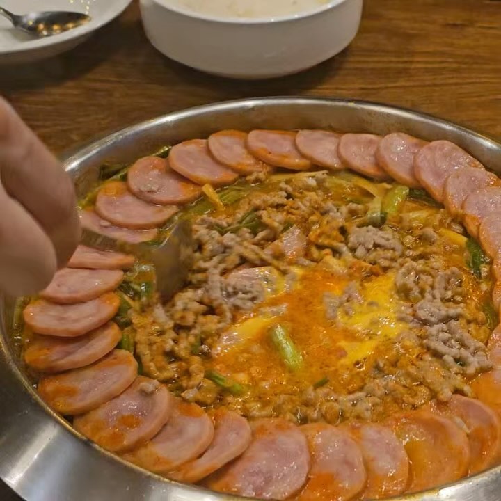 #협찬 구로디지털단지에서 부찌가 생각난다면?
부대찌개대사관 다녀왔어요

친절한 직원분들과 쾨적한 실내공간 속에서 부대찌개를 먹을 수 있었는데요
직원분이 다 익어갈 때쯤 오셔서 콩나물과 다진마늘을 넣어주세요.

라면사리는 진라면 한 봉지를 그대로 주셔서 나가는 길엔 스프를 가져갈 수도 있었습니다

육수는 따로 담아서 나오니 짜질 때쯤 듬뿍 듬뿍 넣어서 간을 맞춰서 먹어주세요!

#구로디지털단지점심 #구디점심